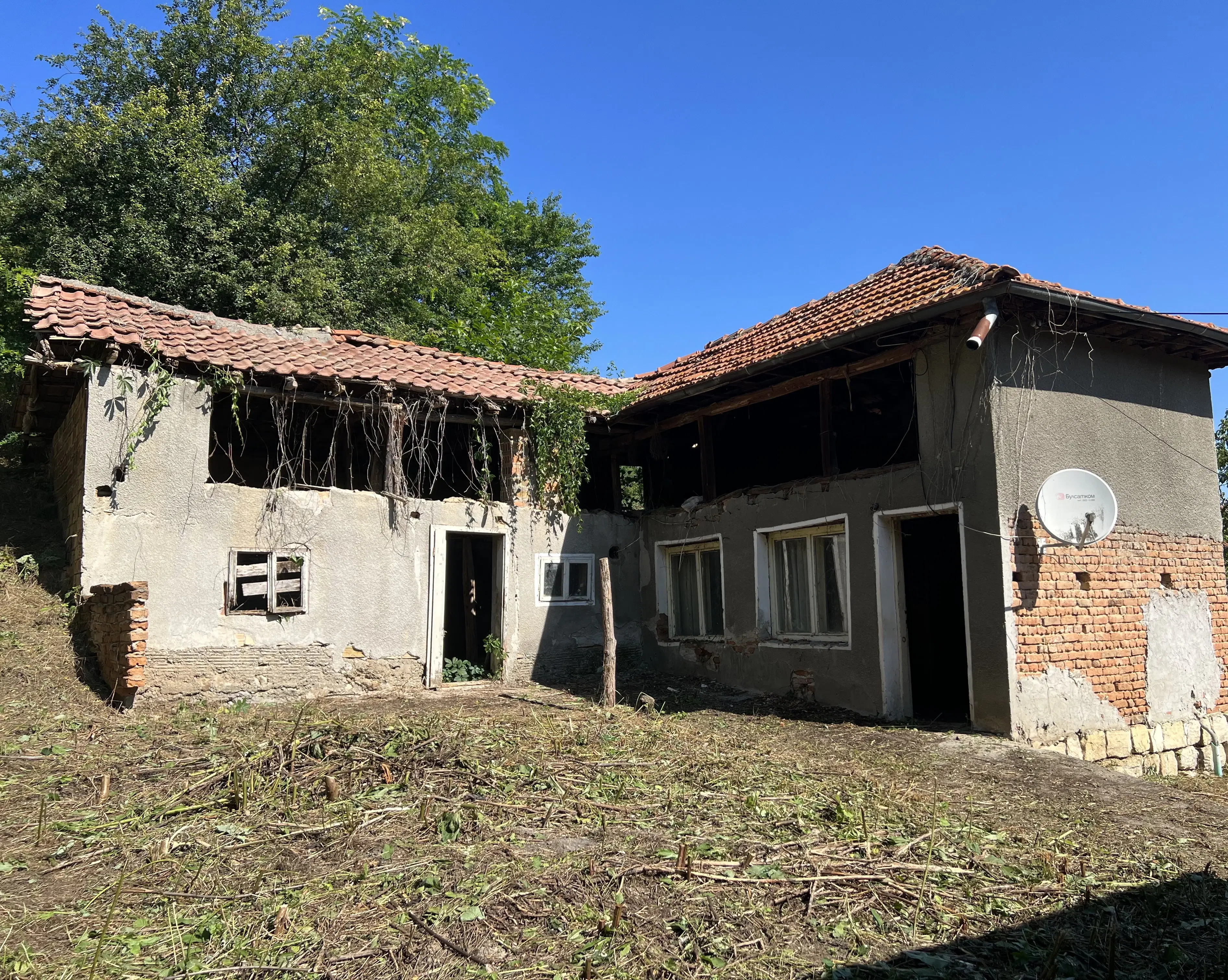 Huis met bijgebouw en schuren in Karamanovo (Ruse) - Bulgarije