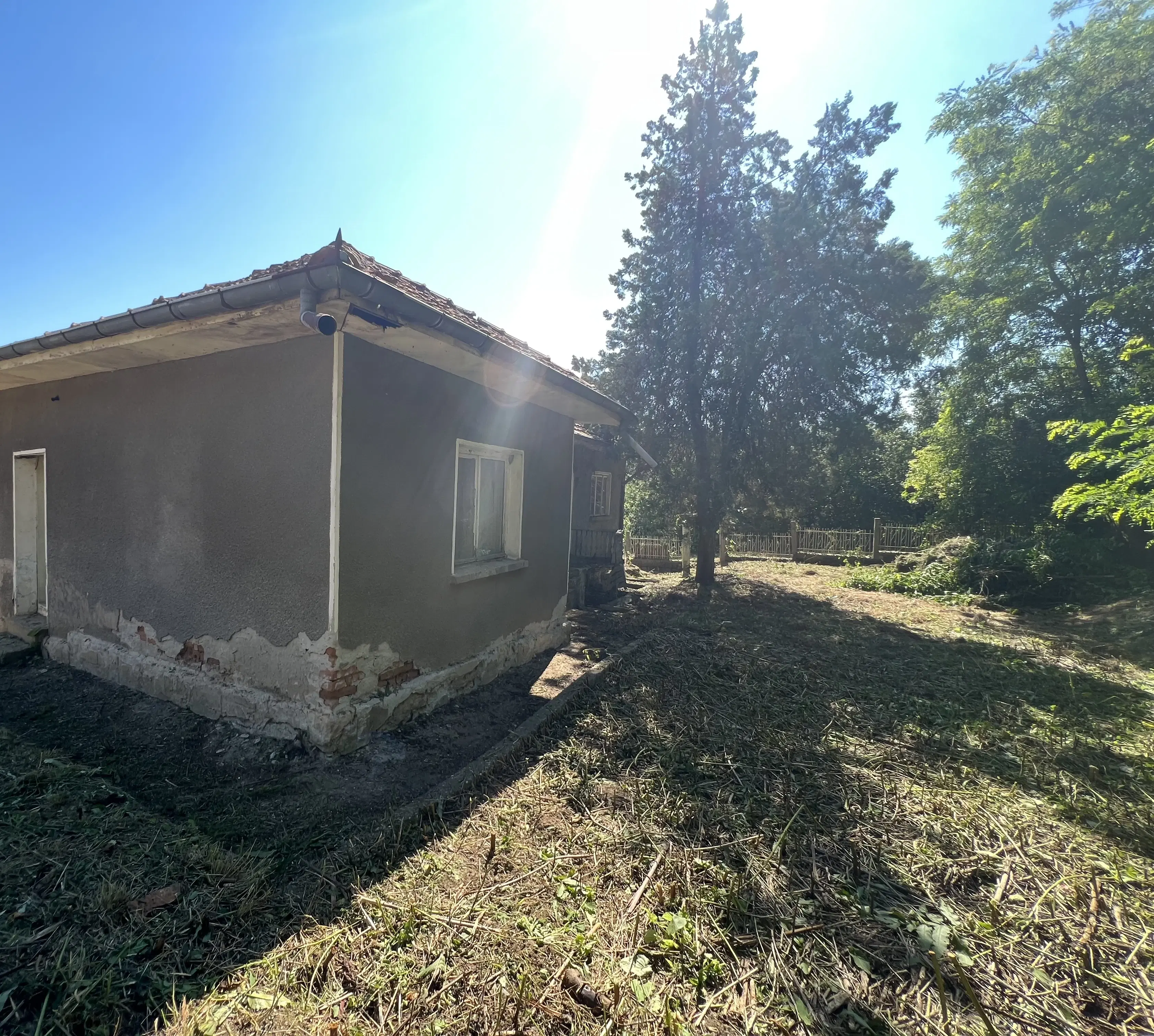 Huis met bijgebouw en schuren in Karamanovo (Ruse) - Bulgarije