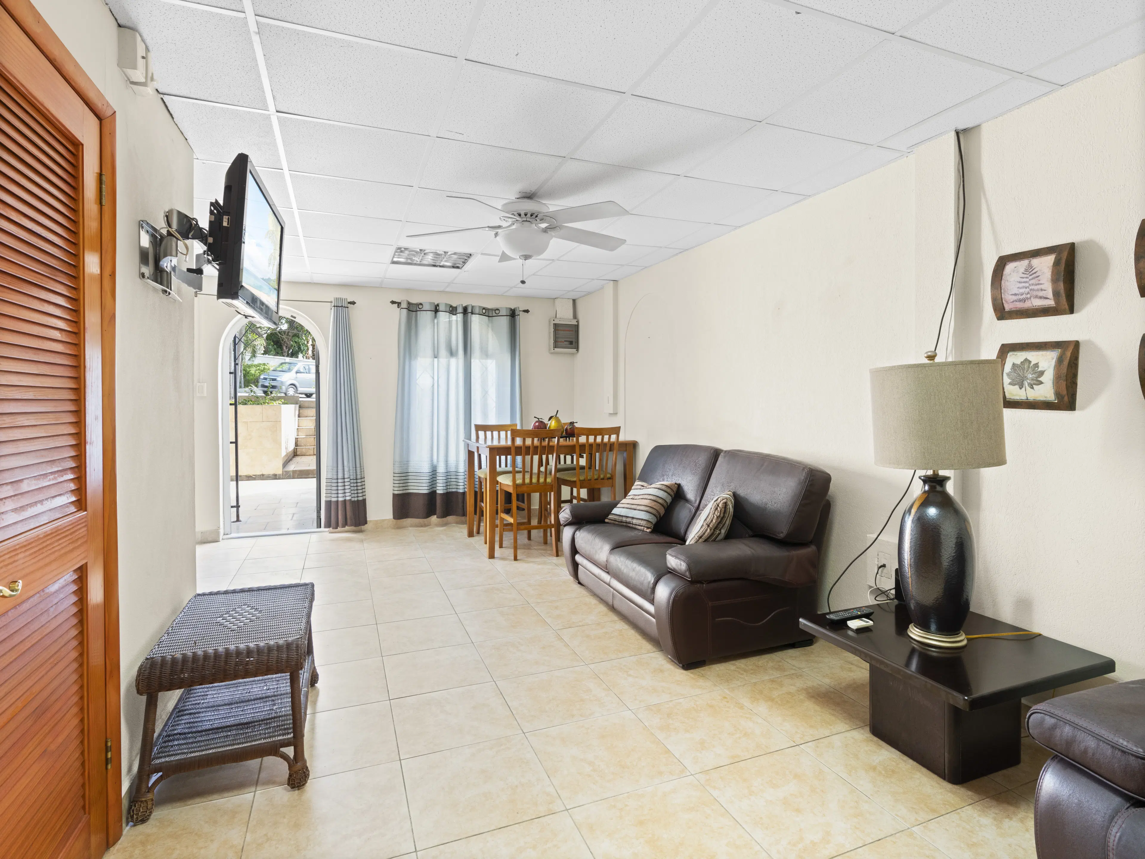 3 one-bedroom apartments (A-8) gelegen in Tower Building van Rainbow Beach Club te Cupecoy (Sint Maarten)