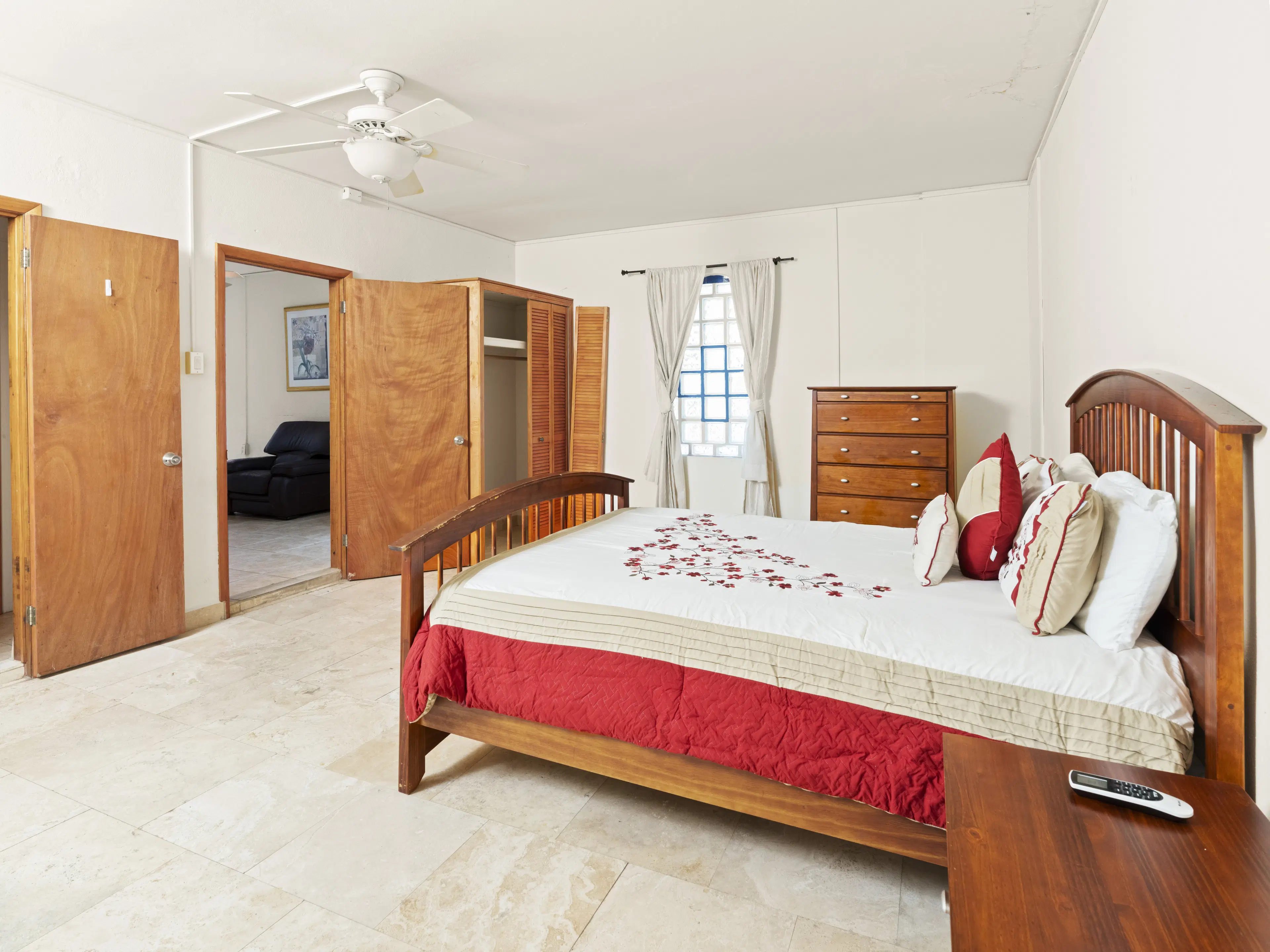 3 one-bedroom apartments (A-8) gelegen in Tower Building van Rainbow Beach Club te Cupecoy (Sint Maarten)