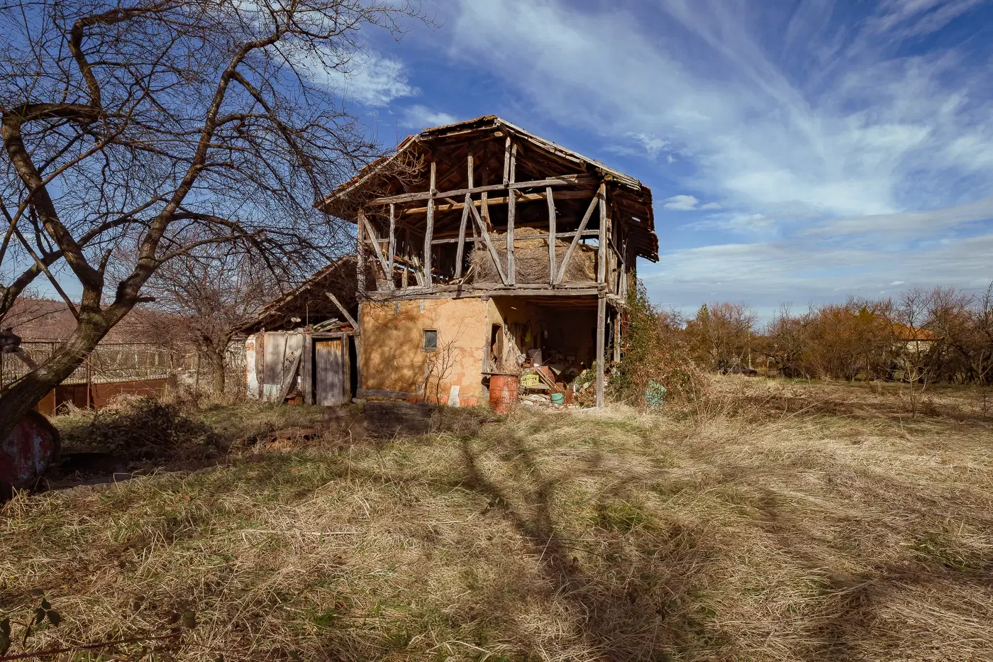 Huis met 1.578 m2 grond en bijgebouw in Belotintsi (Montana) - Bulgarije