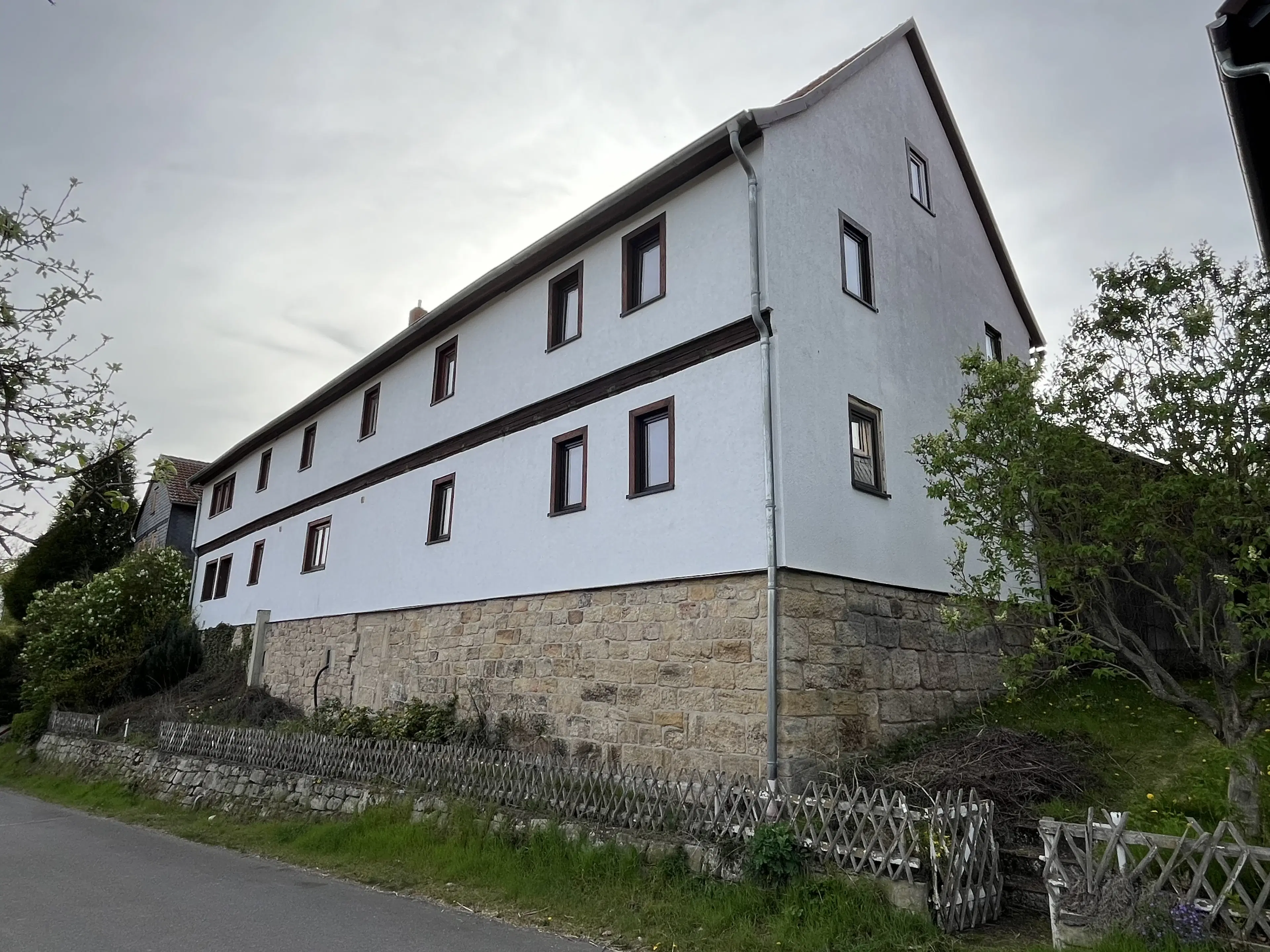 Driezijdig gebouw met binnenhof, voormalig B&B Arnstad Thüringen - Duitsland