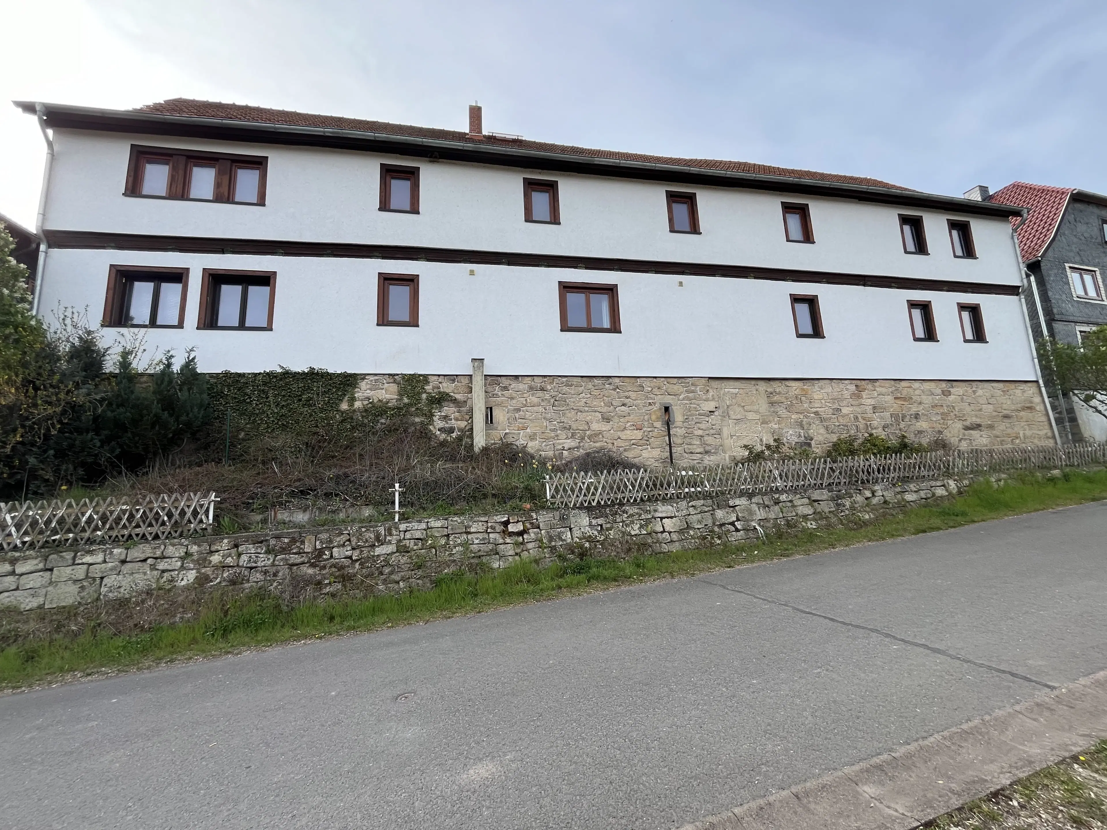 Driezijdig gebouw met binnenhof, voormalig B&B Arnstad Thüringen - Duitsland