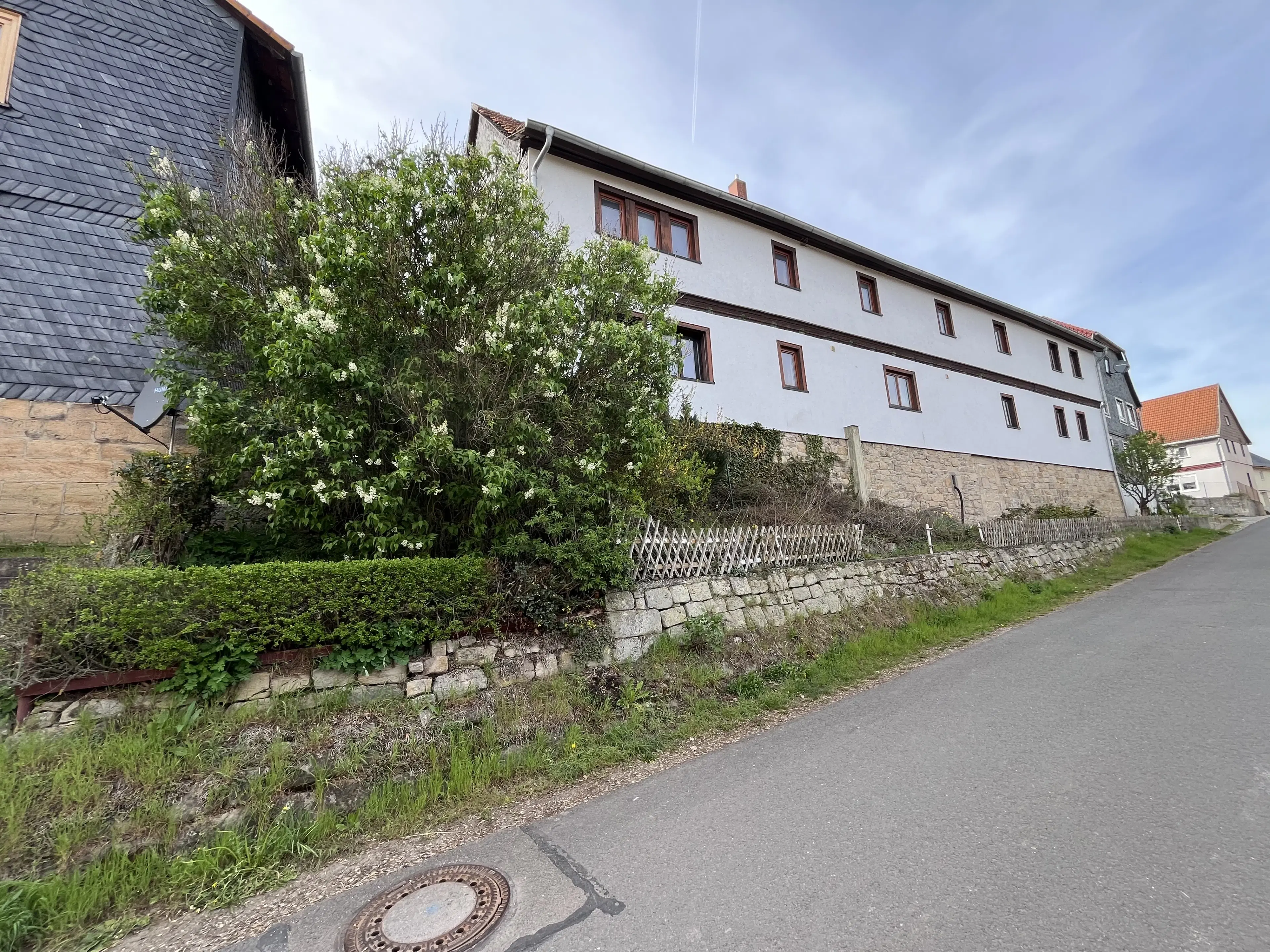 Driezijdig gebouw met binnenhof, voormalig B&B Arnstad Thüringen - Duitsland