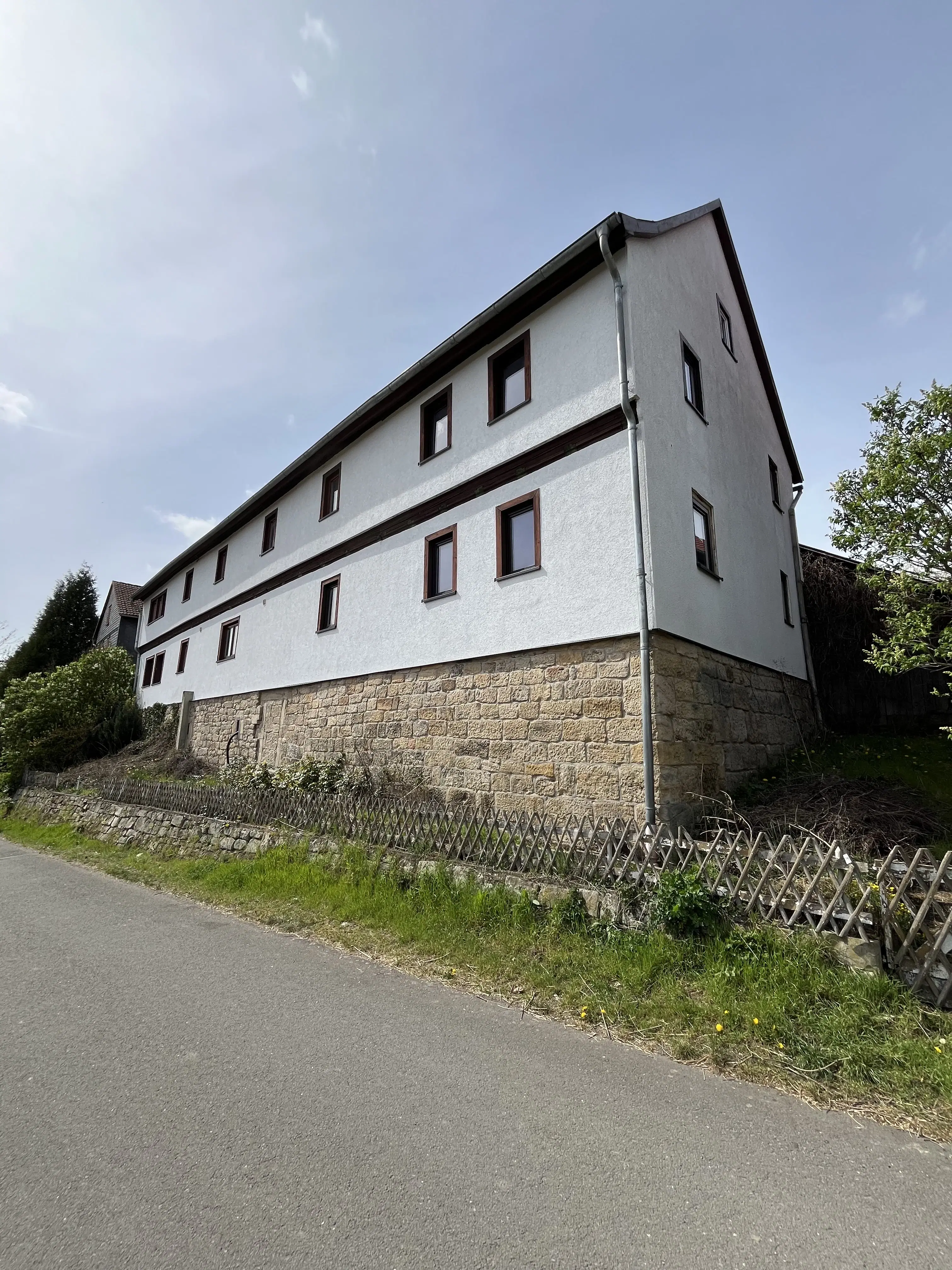 Driezijdig gebouw met binnenhof, voormalig B&B Arnstad Thüringen - Duitsland