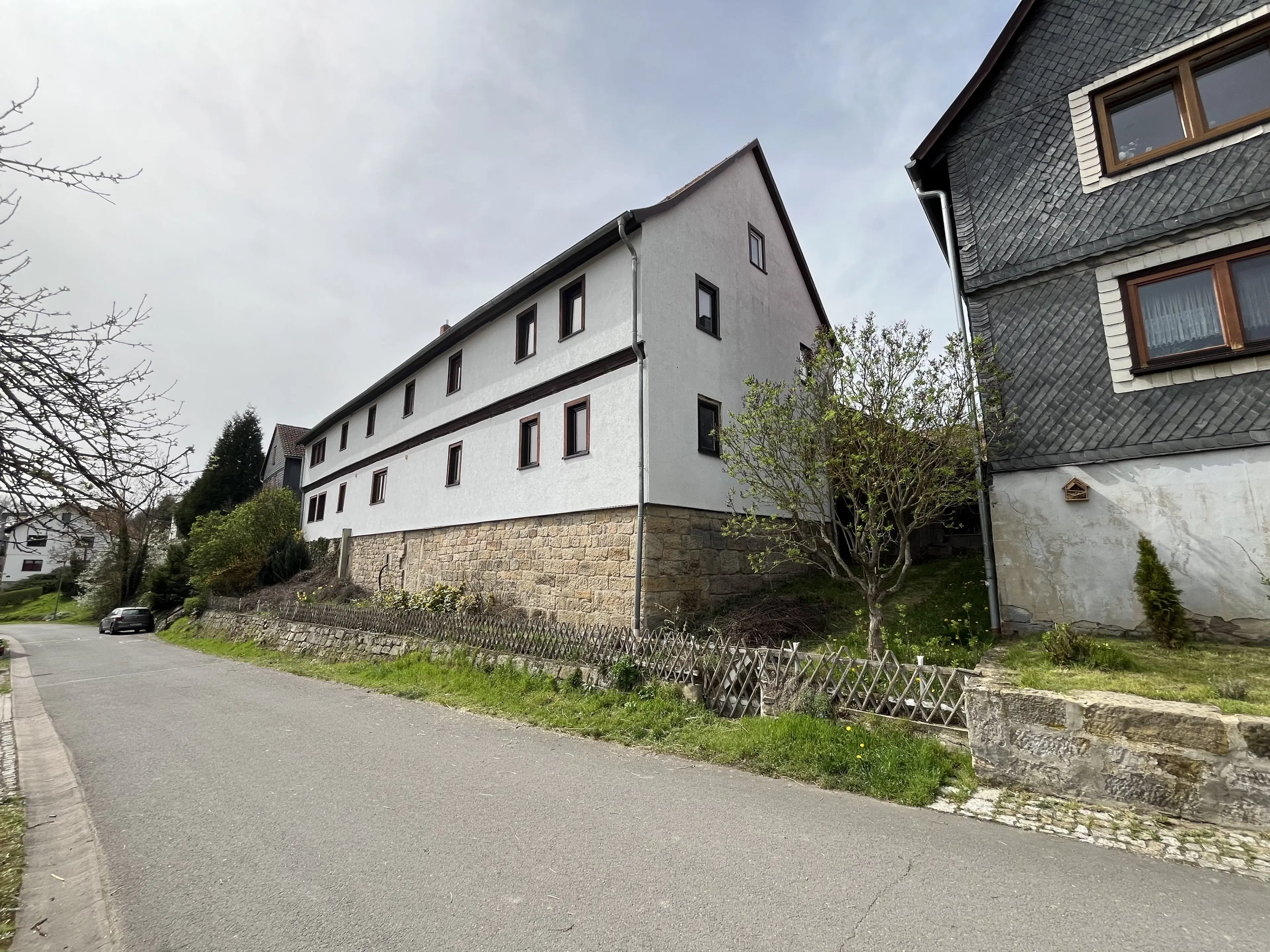 Driezijdig gebouw met binnenhof, voormalig B&B Arnstad Thüringen - Duitsland