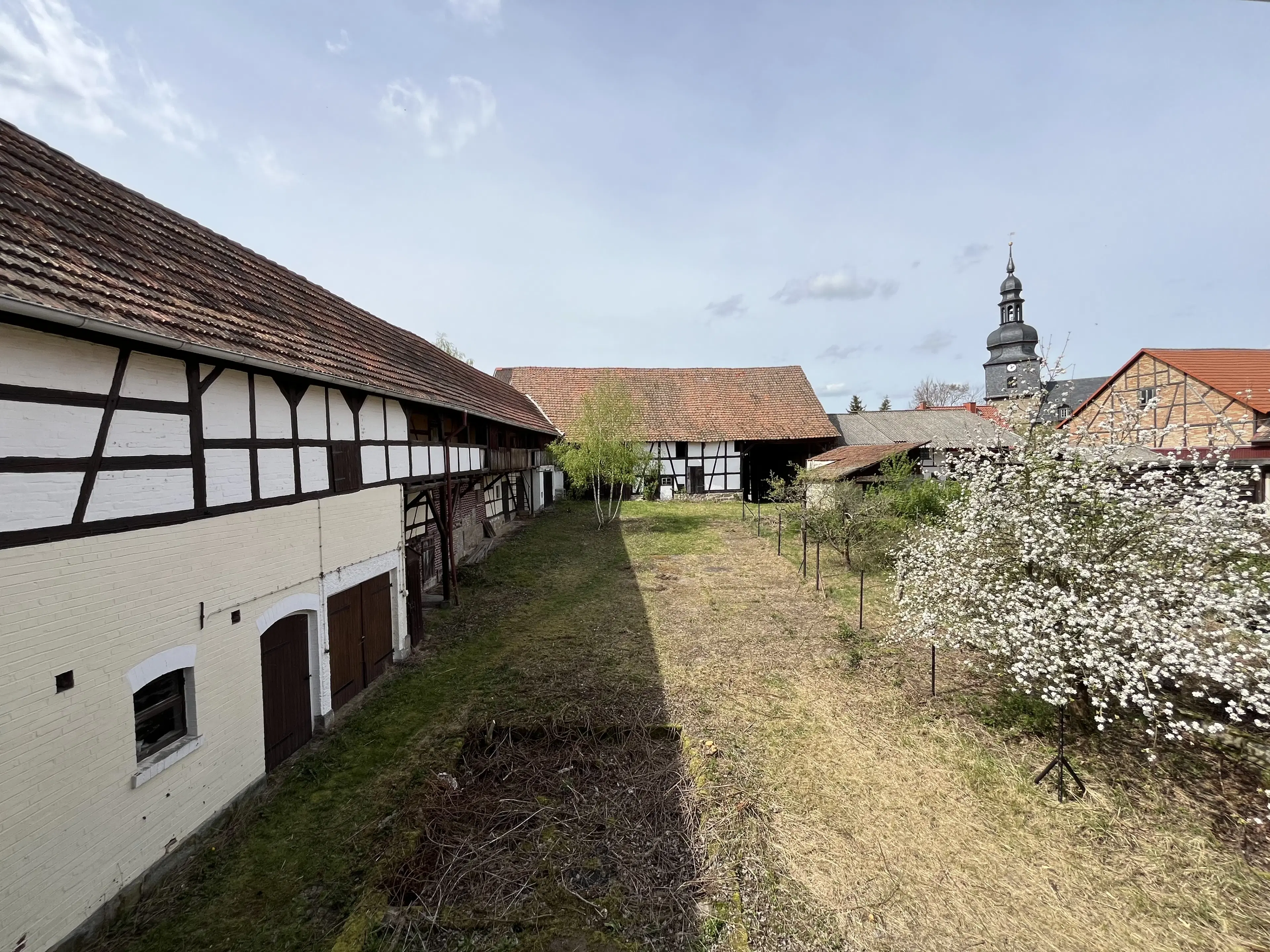 Driezijdig gebouw met binnenhof, voormalig B&B Arnstad Thüringen - Duitsland