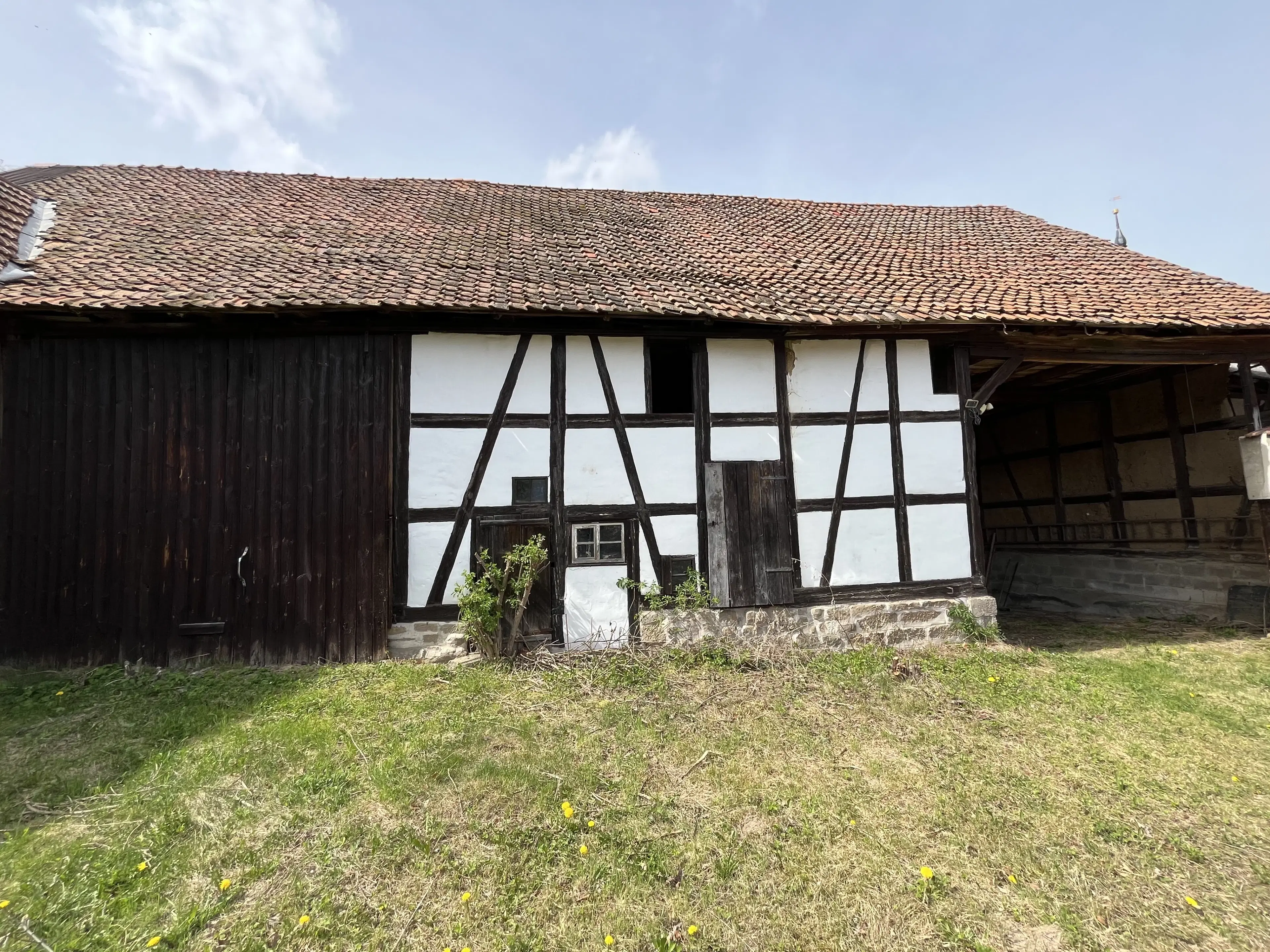 Driezijdig gebouw met binnenhof, voormalig B&B Arnstad Thüringen - Duitsland
