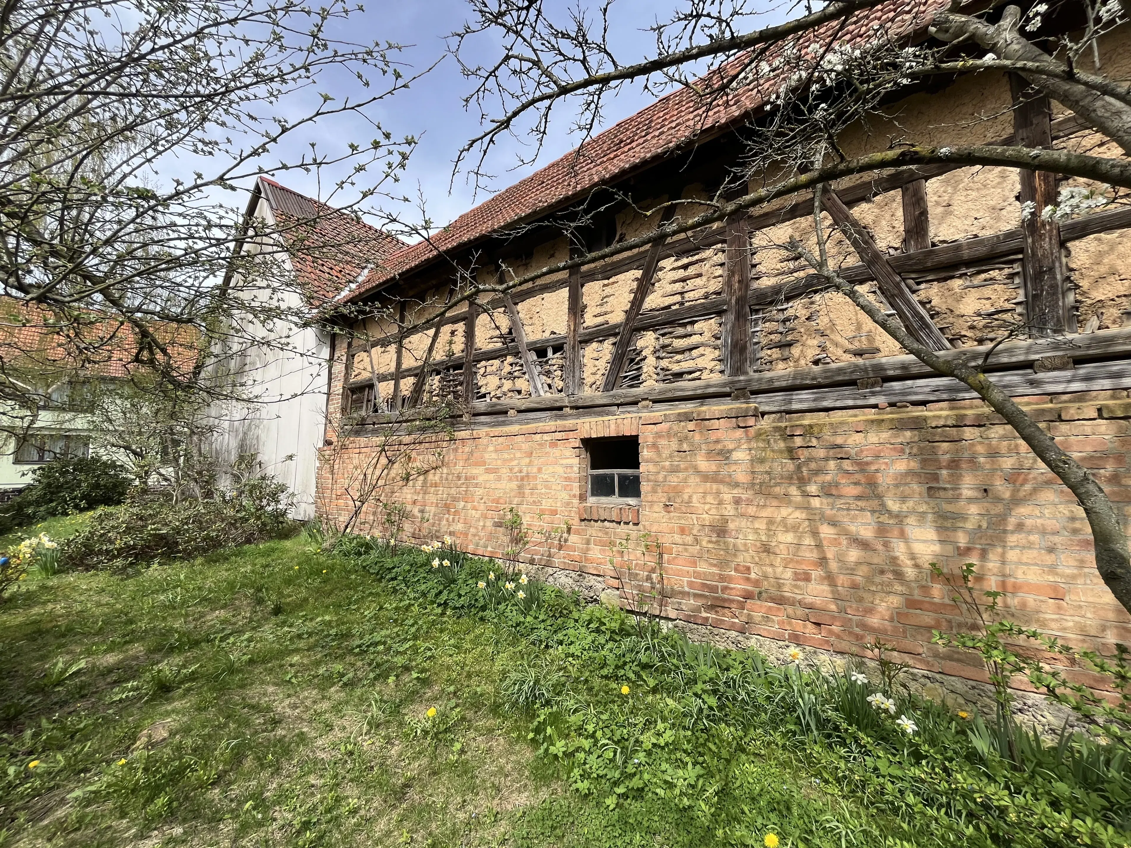 Driezijdig gebouw met binnenhof, voormalig B&B Arnstad Thüringen - Duitsland