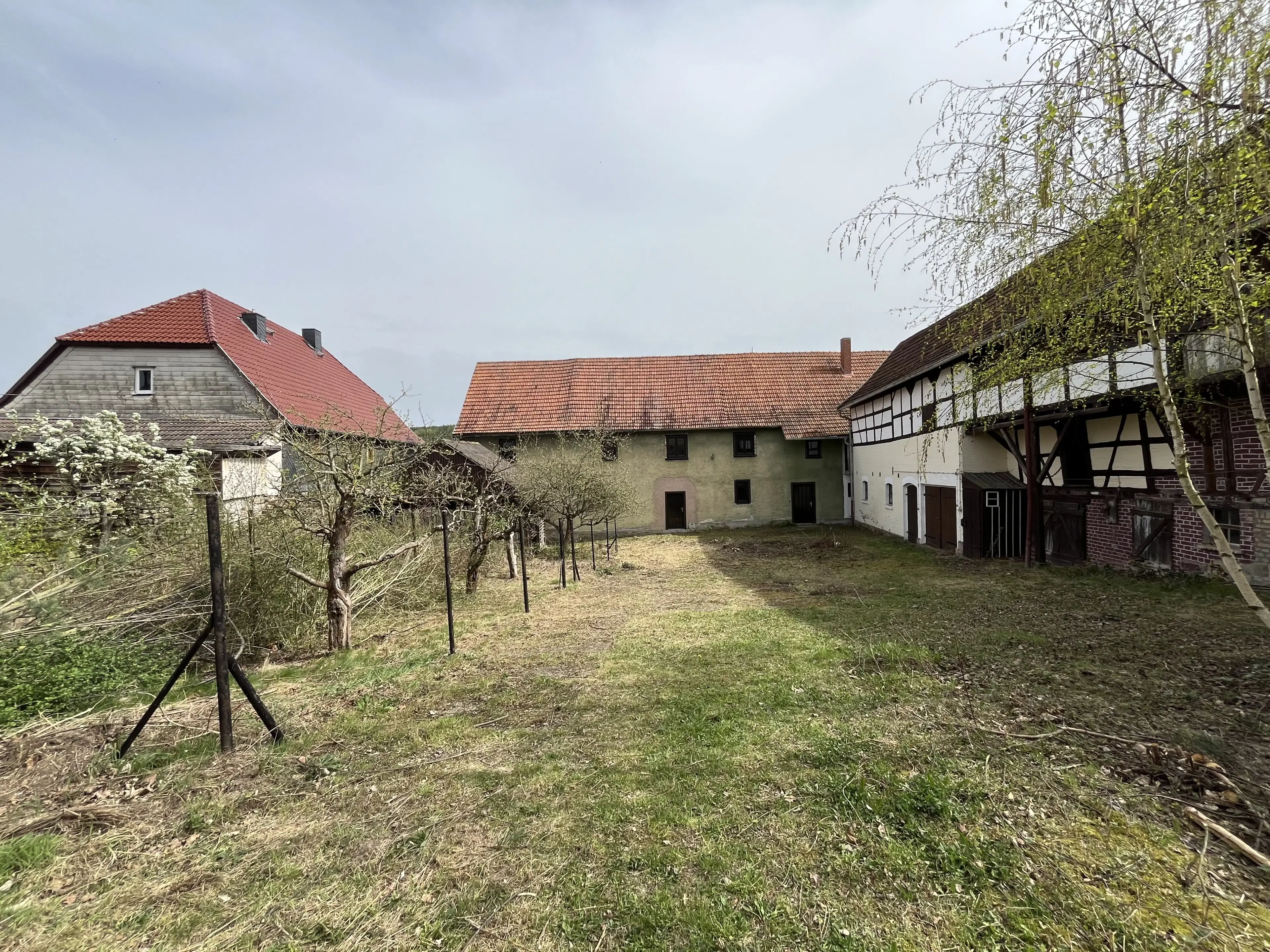 Driezijdig gebouw met binnenhof, voormalig B&B Arnstad Thüringen - Duitsland