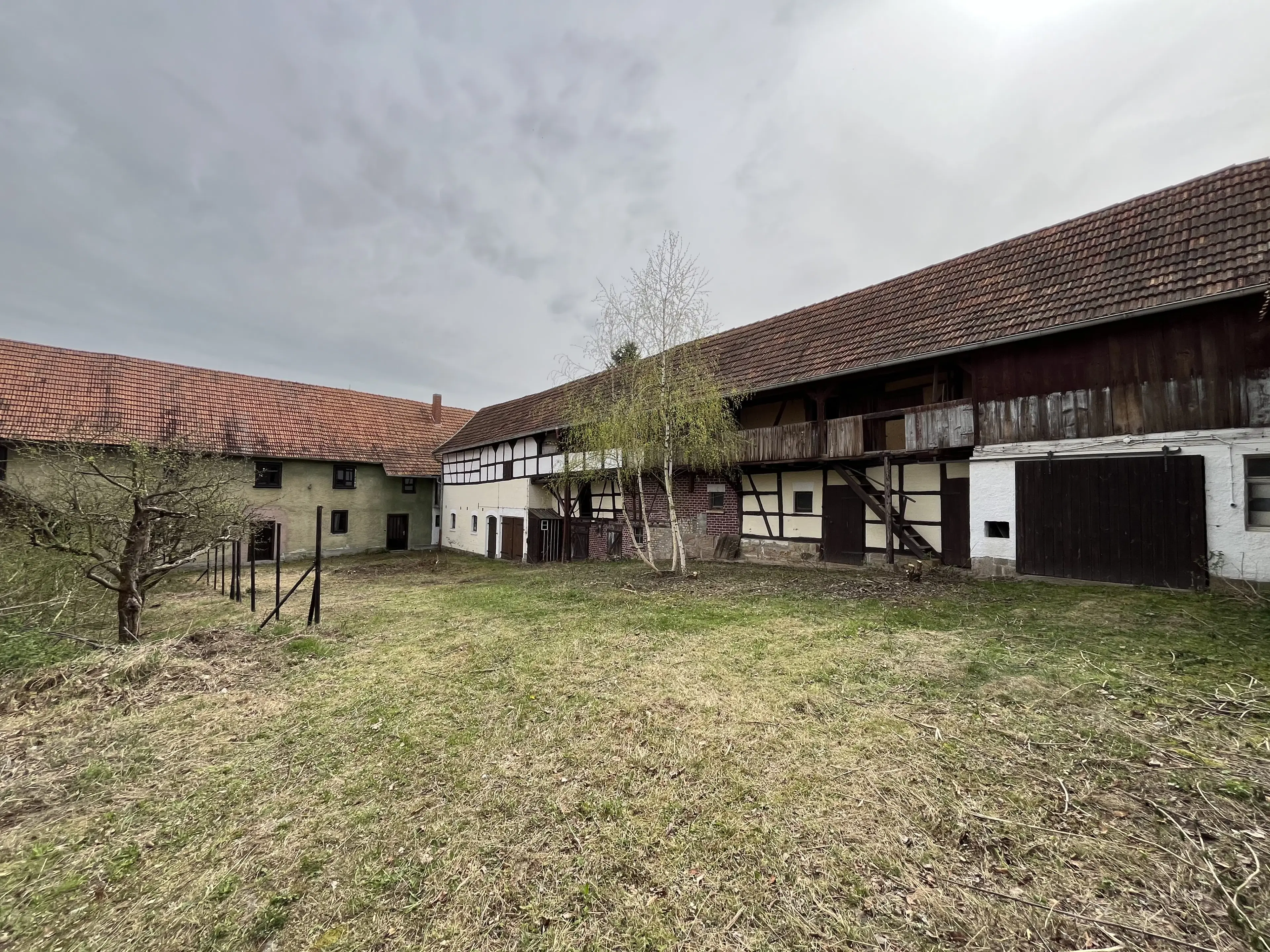 Driezijdig gebouw met binnenhof, voormalig B&B Arnstad Thüringen - Duitsland