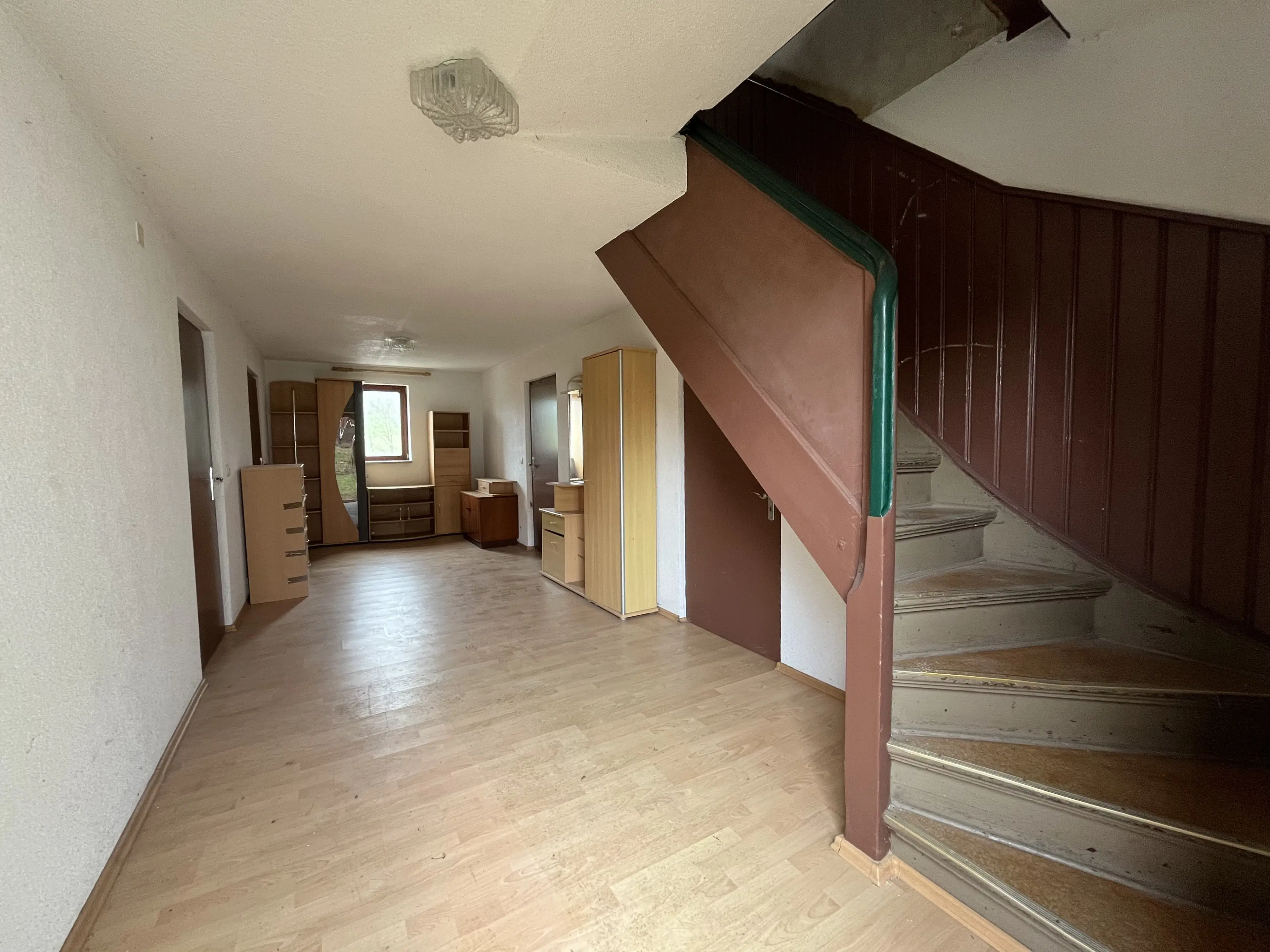 Driezijdig gebouw met binnenhof, voormalig B&B Arnstad Thüringen - Duitsland