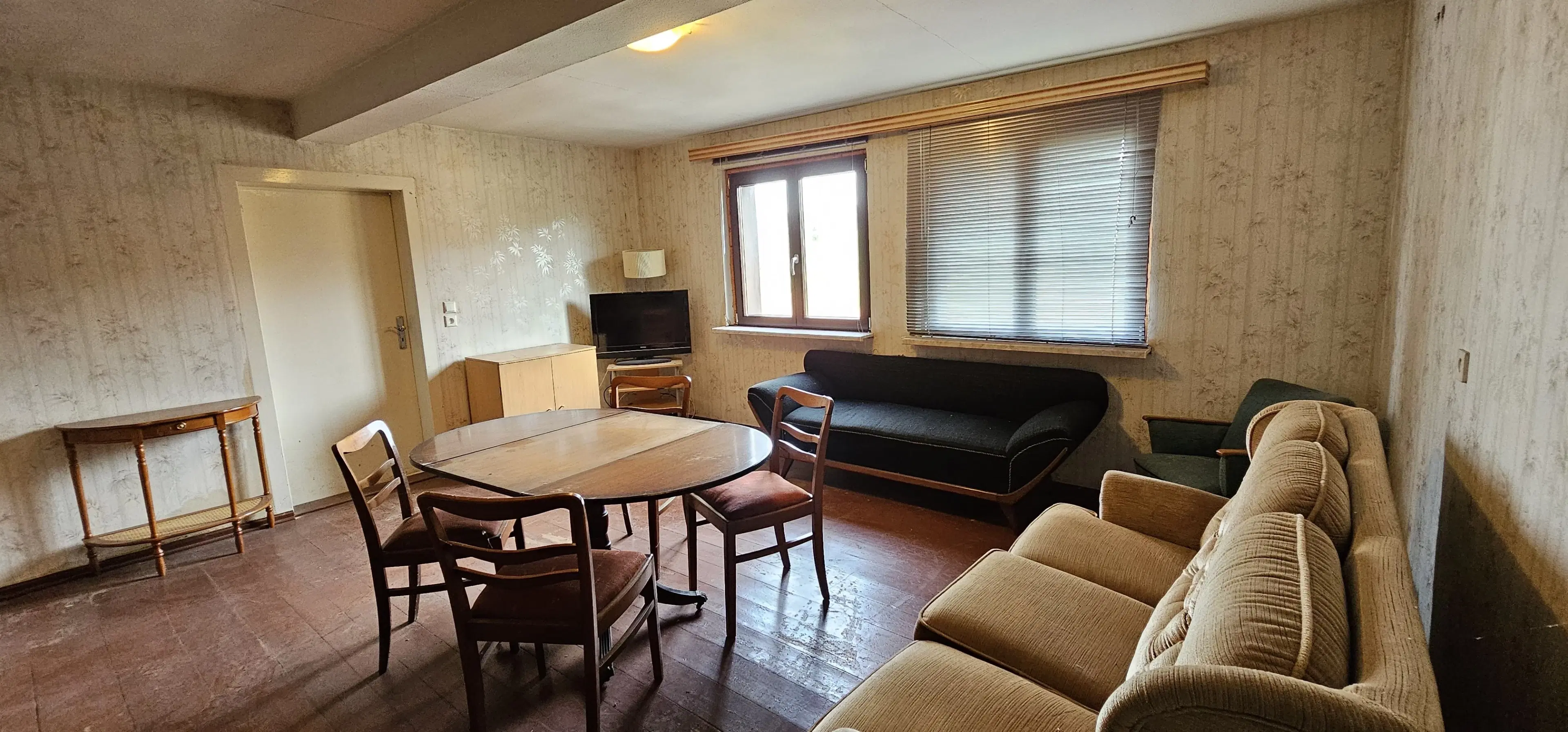 Driezijdig gebouw met binnenhof, voormalig B&B Arnstad Thüringen - Duitsland