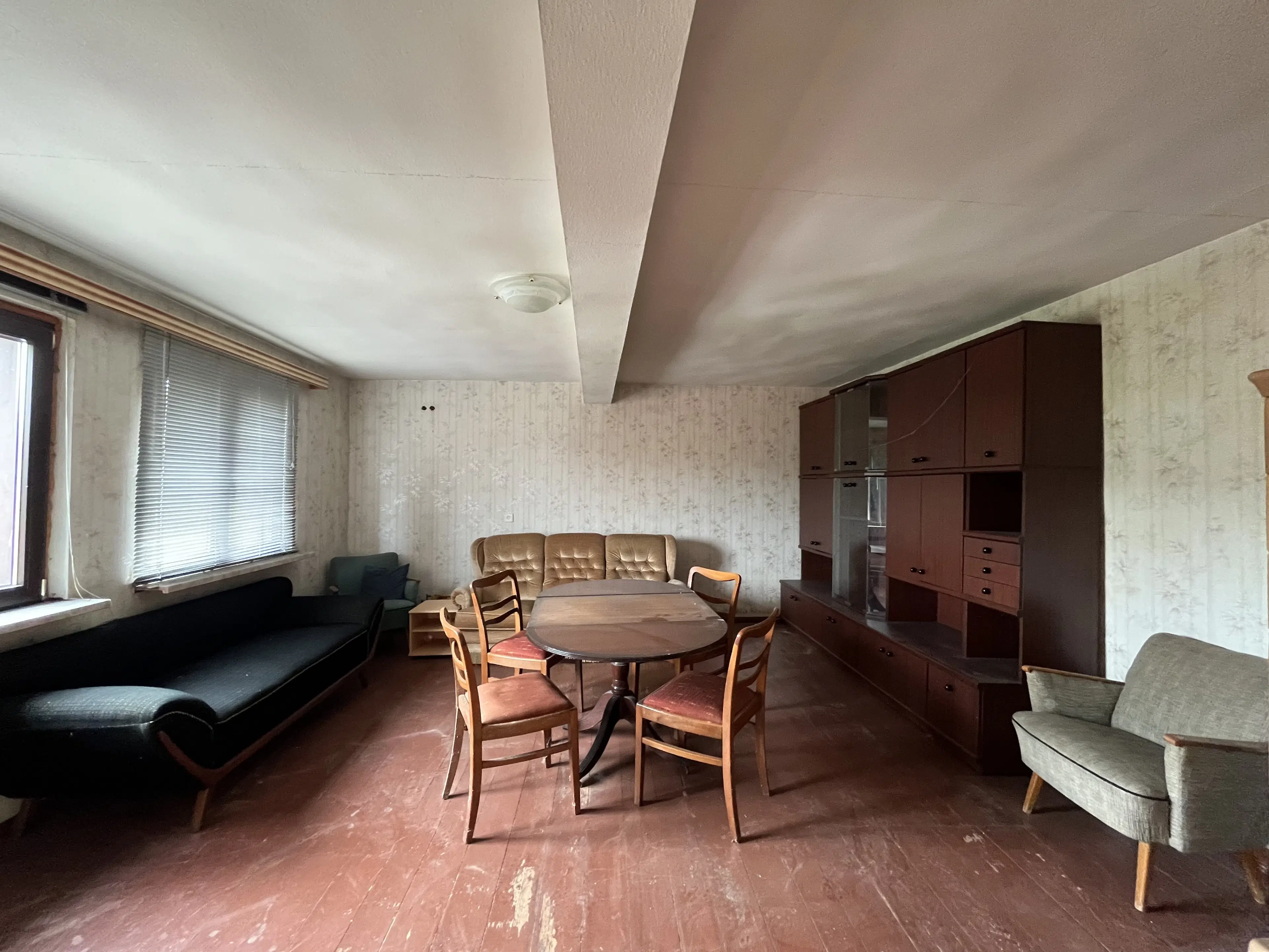 Driezijdig gebouw met binnenhof, voormalig B&B Arnstad Thüringen - Duitsland