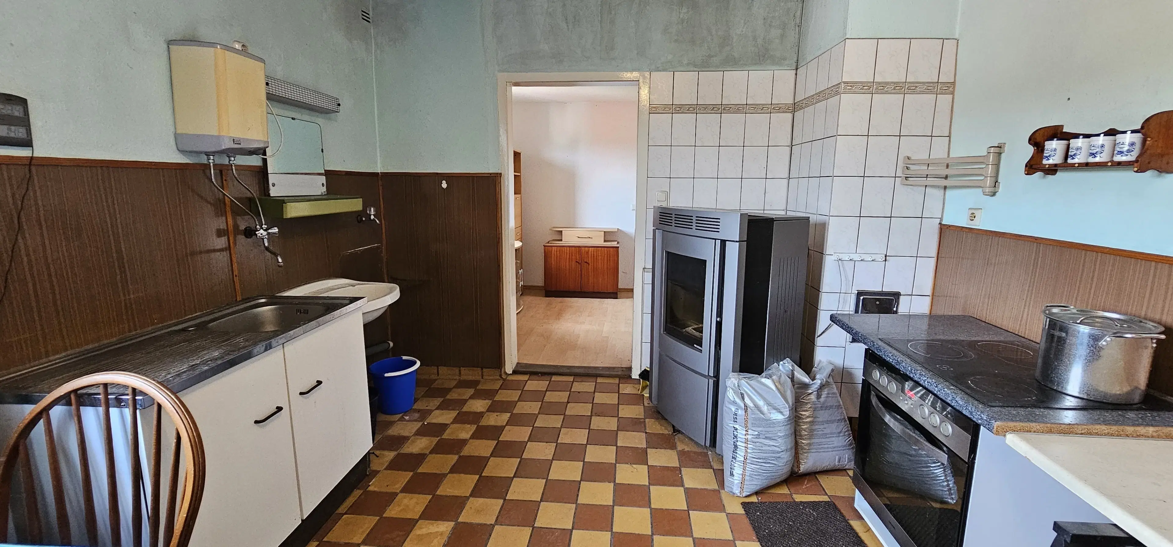 Driezijdig gebouw met binnenhof, voormalig B&B Arnstad Thüringen - Duitsland
