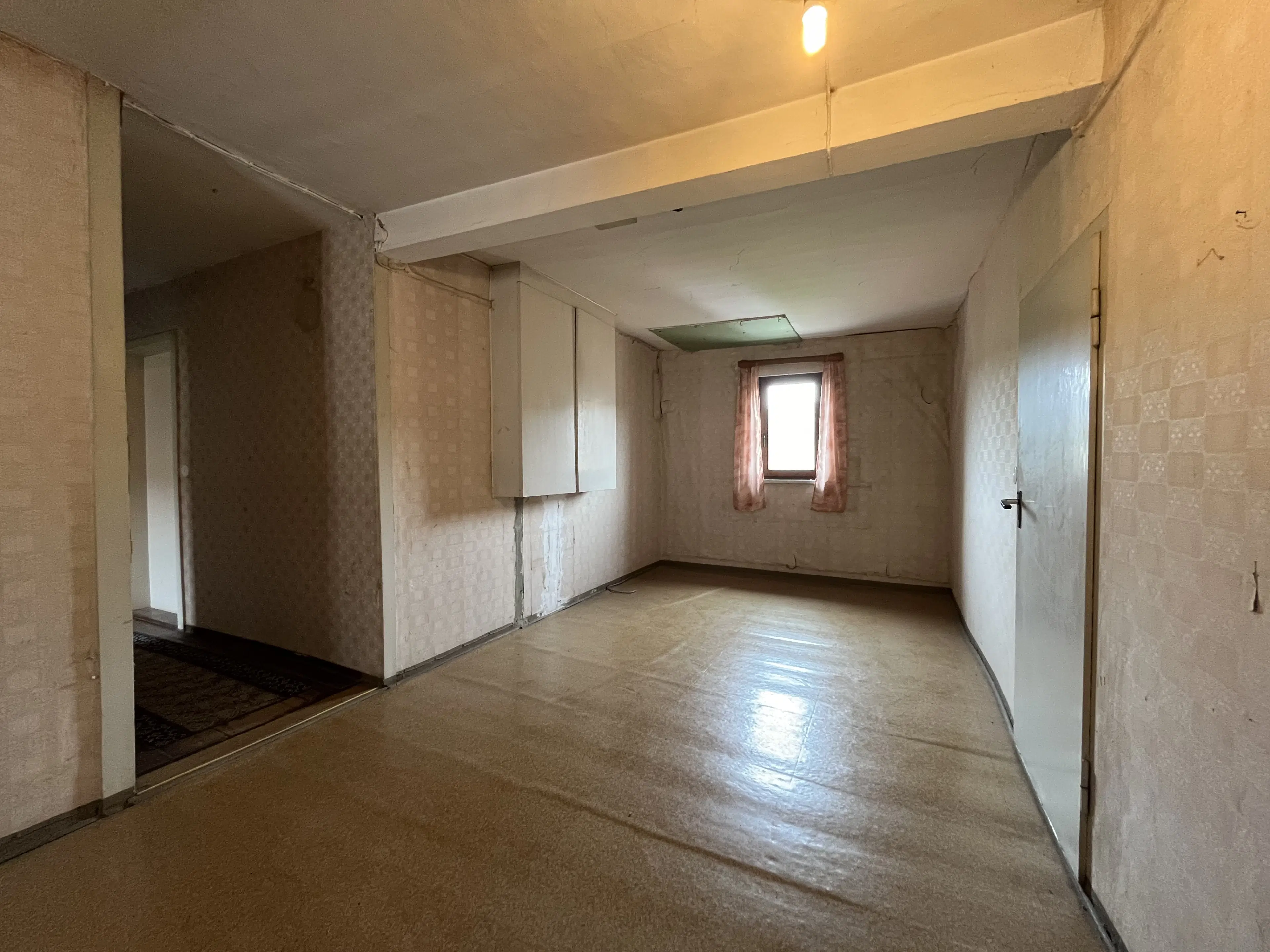 Driezijdig gebouw met binnenhof, voormalig B&B Arnstad Thüringen - Duitsland