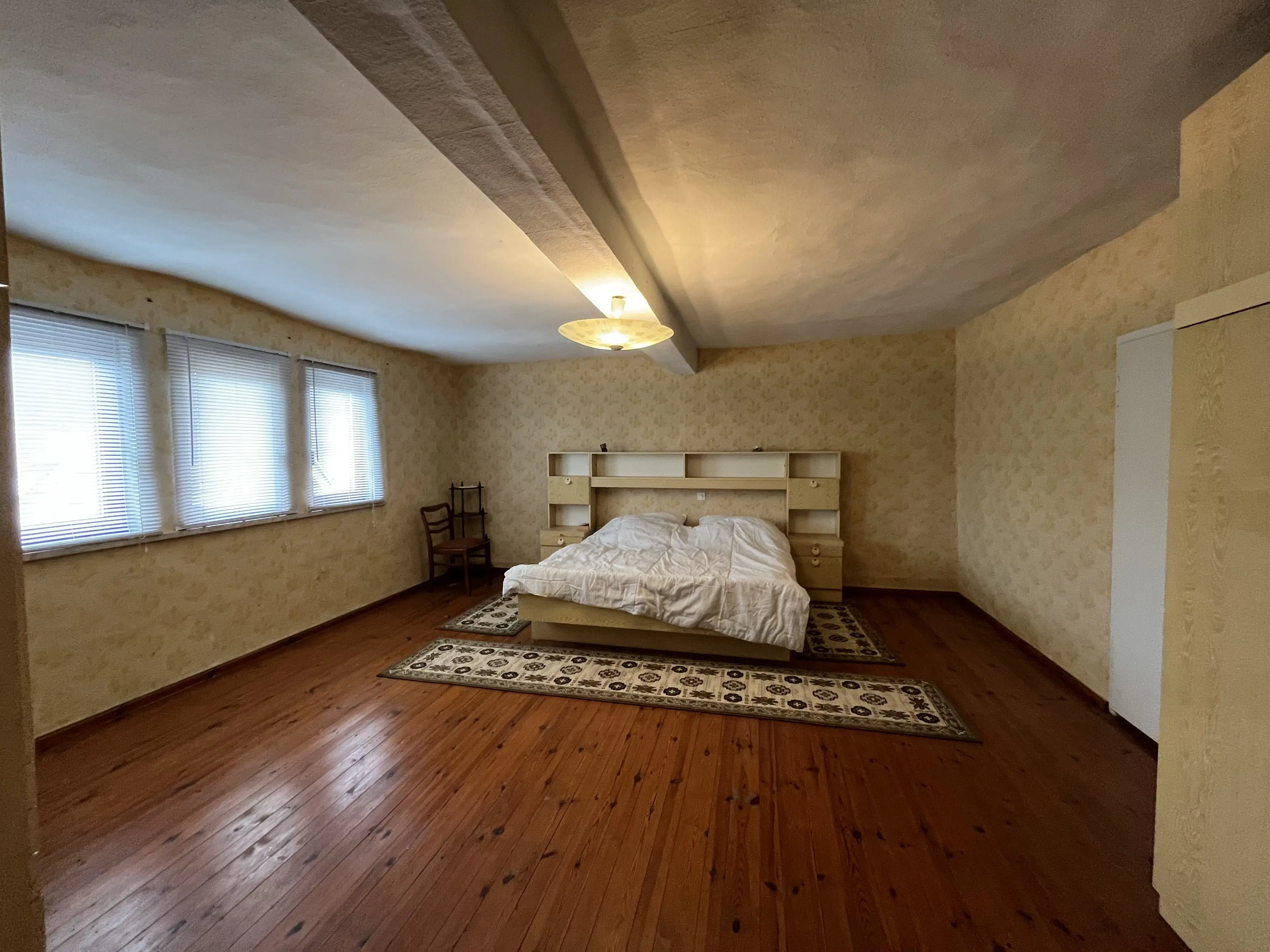 Driezijdig gebouw met binnenhof, voormalig B&B Arnstad Thüringen - Duitsland