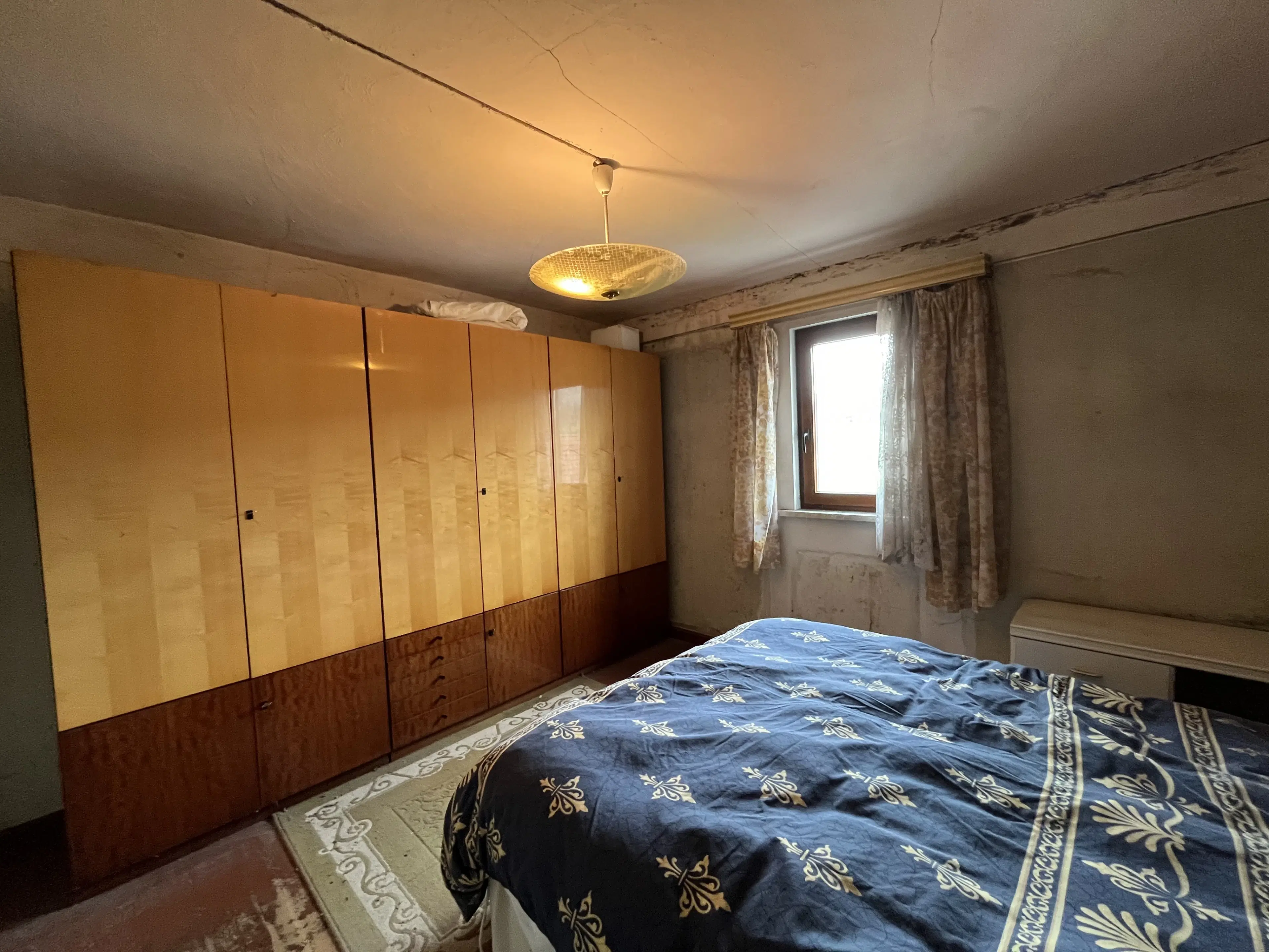 Driezijdig gebouw met binnenhof, voormalig B&B Arnstad Thüringen - Duitsland