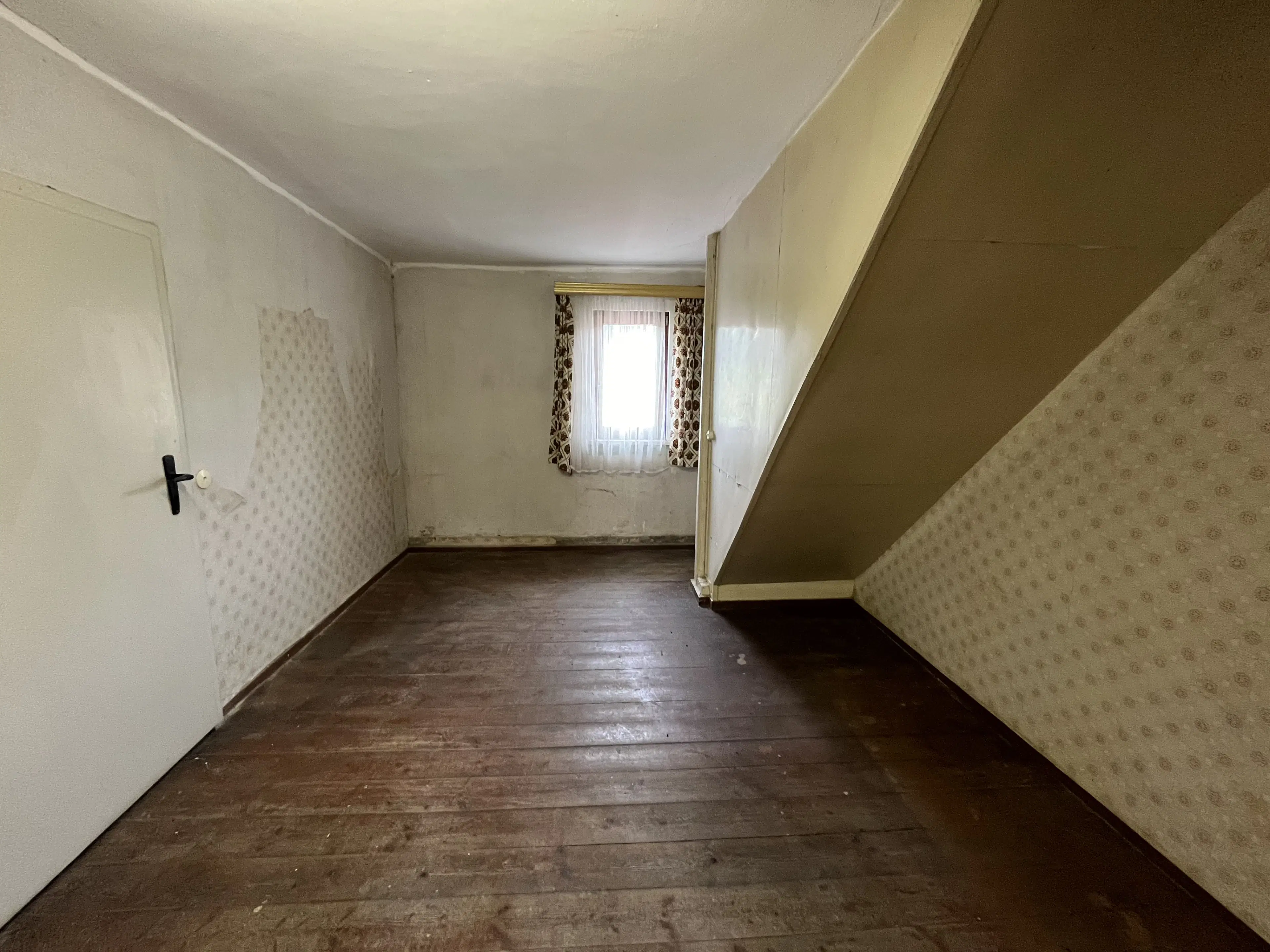 Driezijdig gebouw met binnenhof, voormalig B&B Arnstad Thüringen - Duitsland