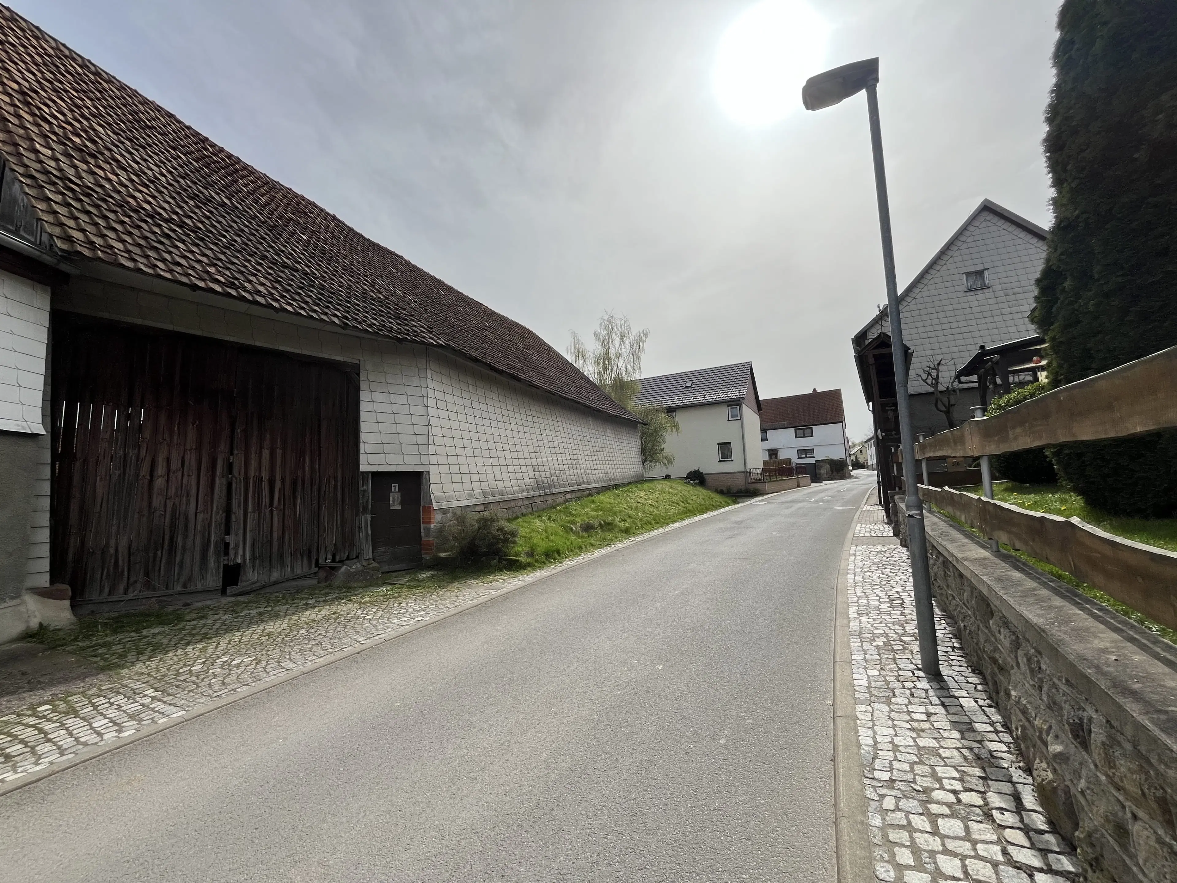 Driezijdig gebouw met binnenhof, voormalig B&B Arnstad Thüringen - Duitsland