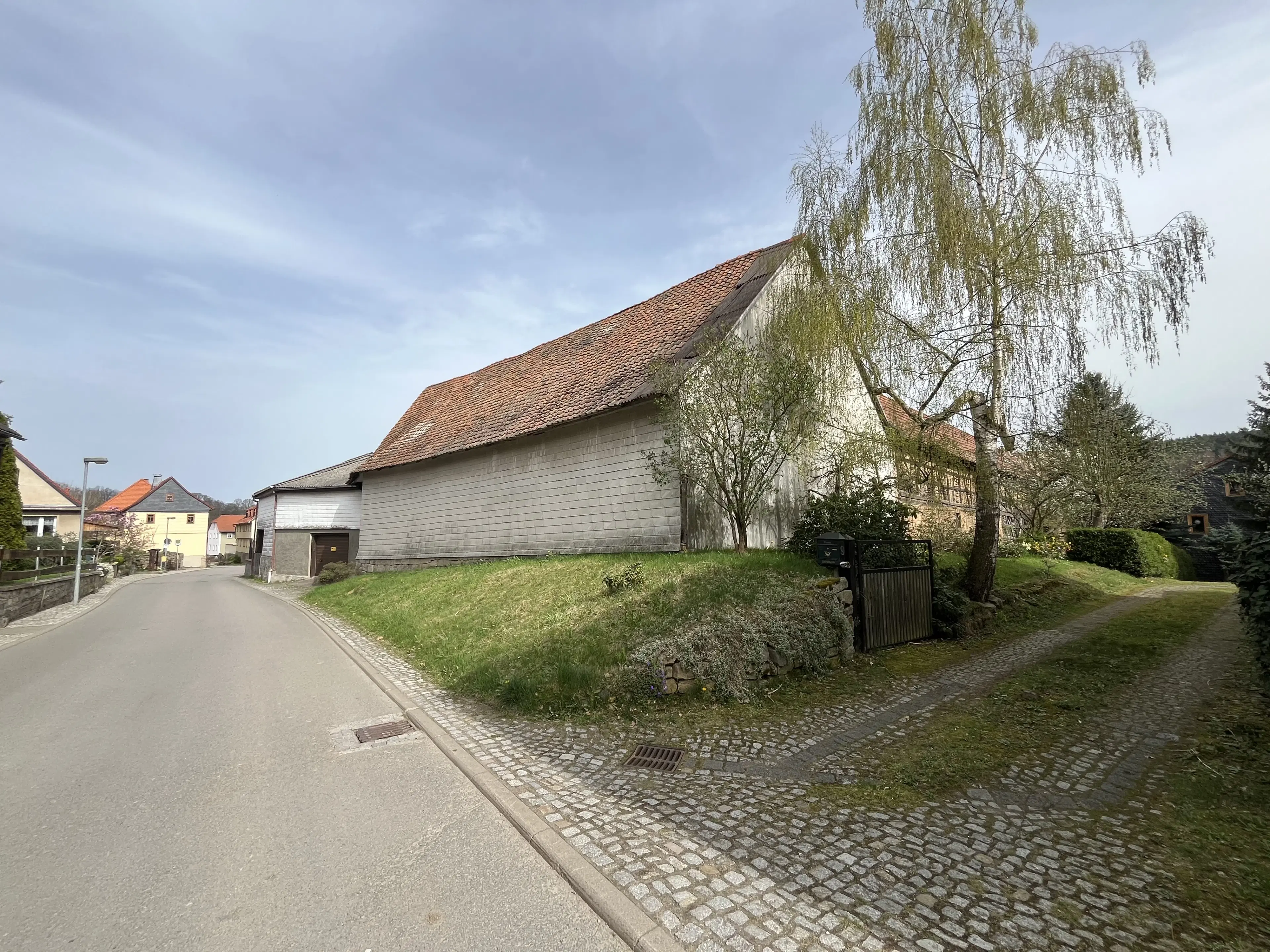 Driezijdig gebouw met binnenhof, voormalig B&B Arnstad Thüringen - Duitsland