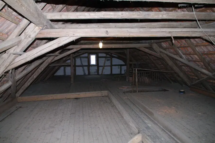 Driezijdig gebouw met binnenhof, voormalig B&B Arnstad Thüringen - Duitsland