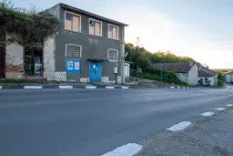 Hoofdgebouw + uitbreiding + oprit/laadperron en 277 m2 land in Oryahovo - Bulgarije