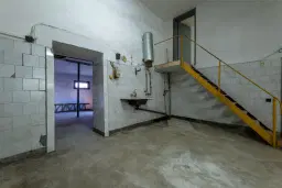 Hoofdgebouw + uitbreiding + oprit/laadperron en 277 m2 land in Oryahovo - Bulgarije