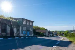 Hoofdgebouw + uitbreiding + oprit/laadperron en 277 m2 land in Oryahovo - Bulgarije