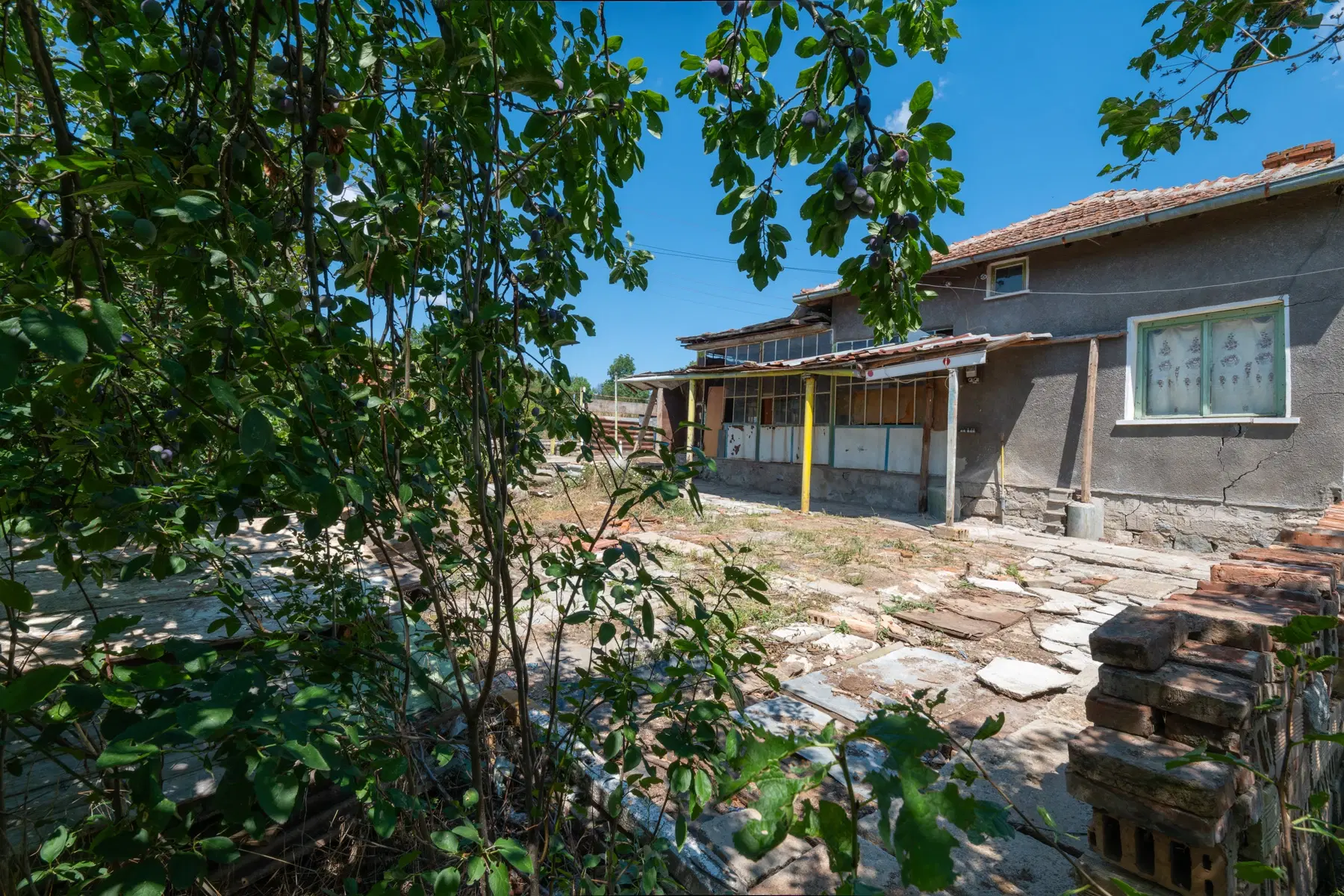 Huis op 2.040 m2 grond in Razdel - Bulgarije