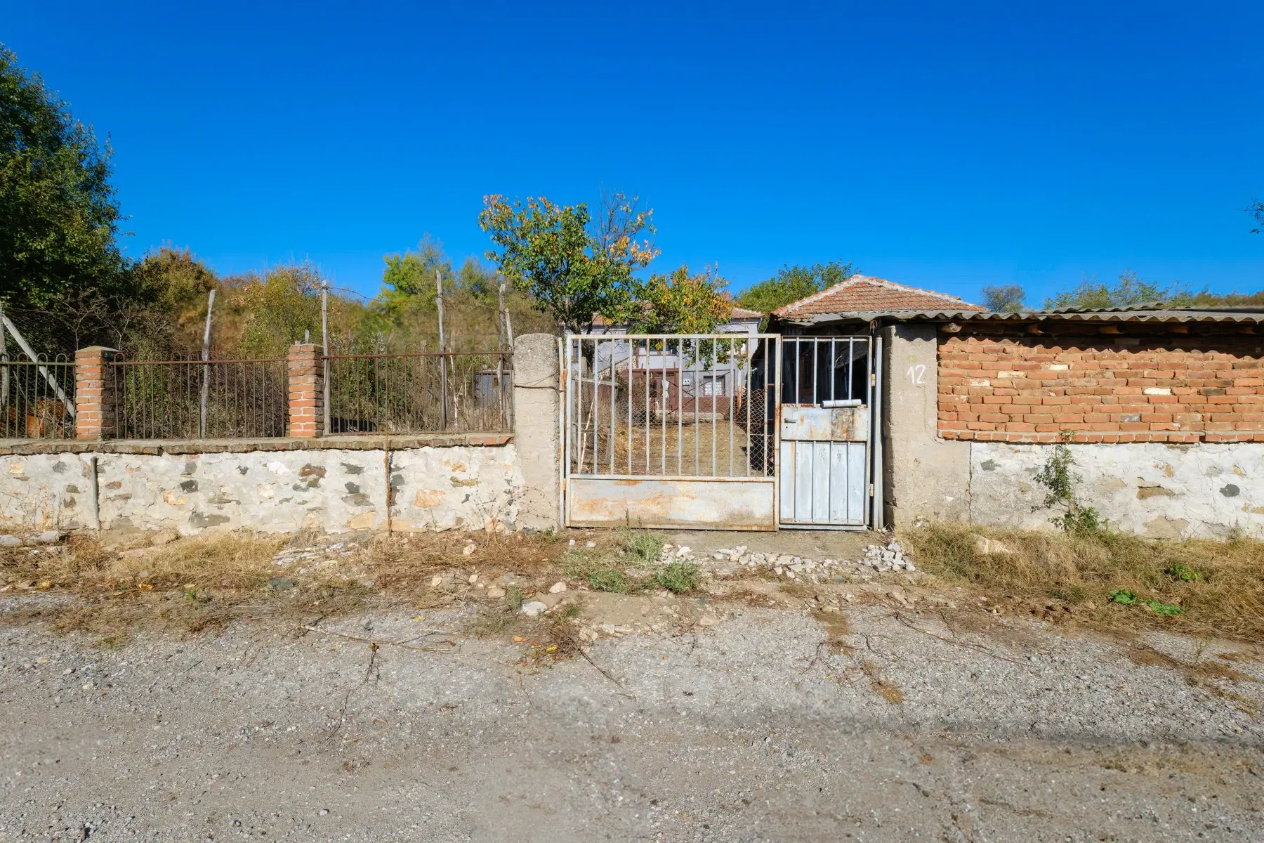 Twéé-onder-één-kap woning, bijgebouwen & 746 m2 grond in Studena Haskovo - Bulgarije