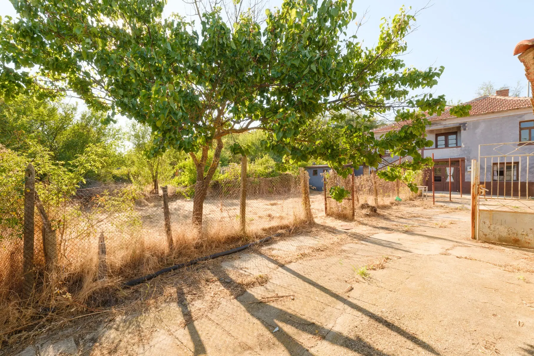 Twéé-onder-één-kap woning, bijgebouwen & 746 m2 grond in Studena Haskovo - Bulgarije