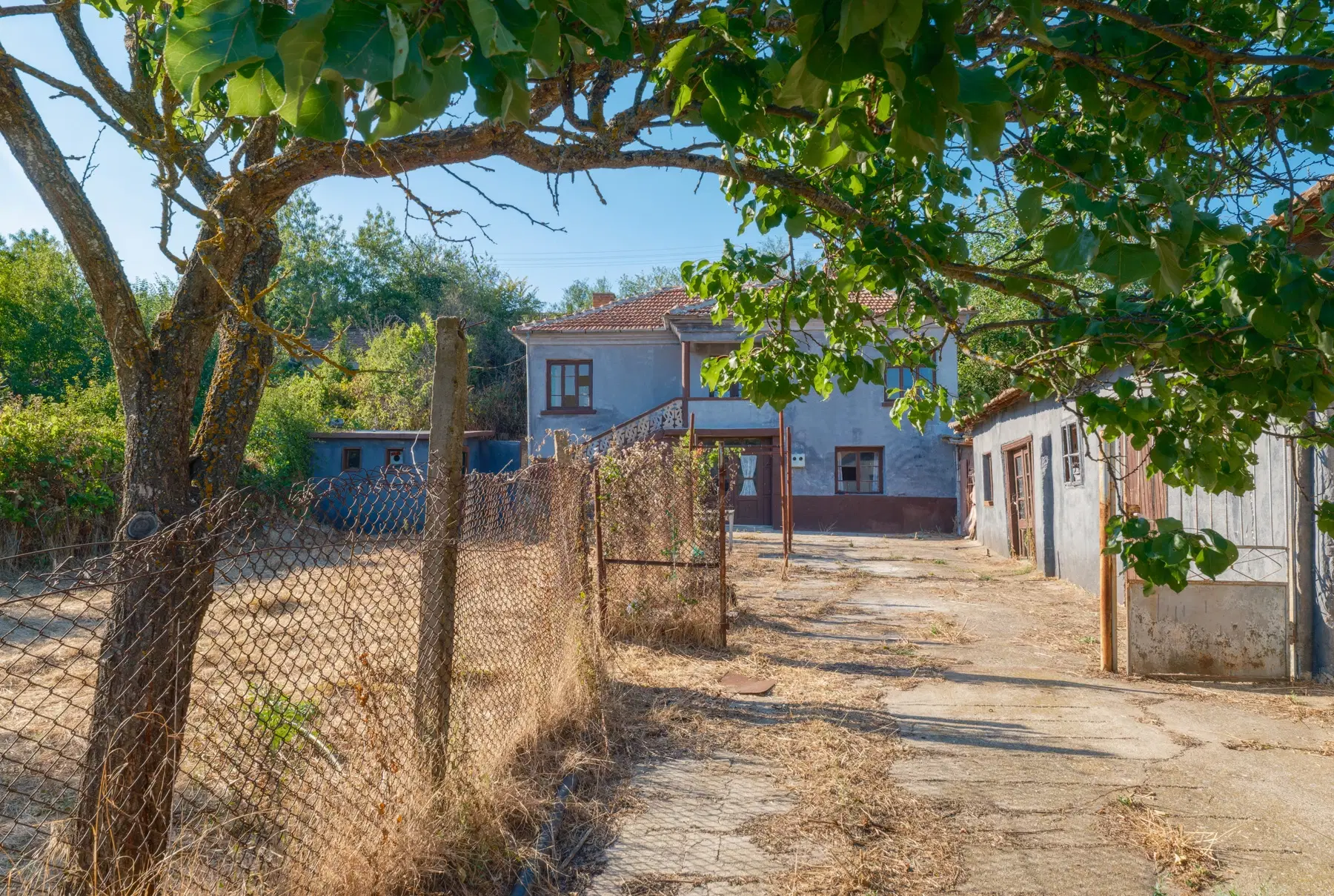 Twéé-onder-één-kap woning, bijgebouwen & 746 m2 grond in Studena Haskovo - Bulgarije