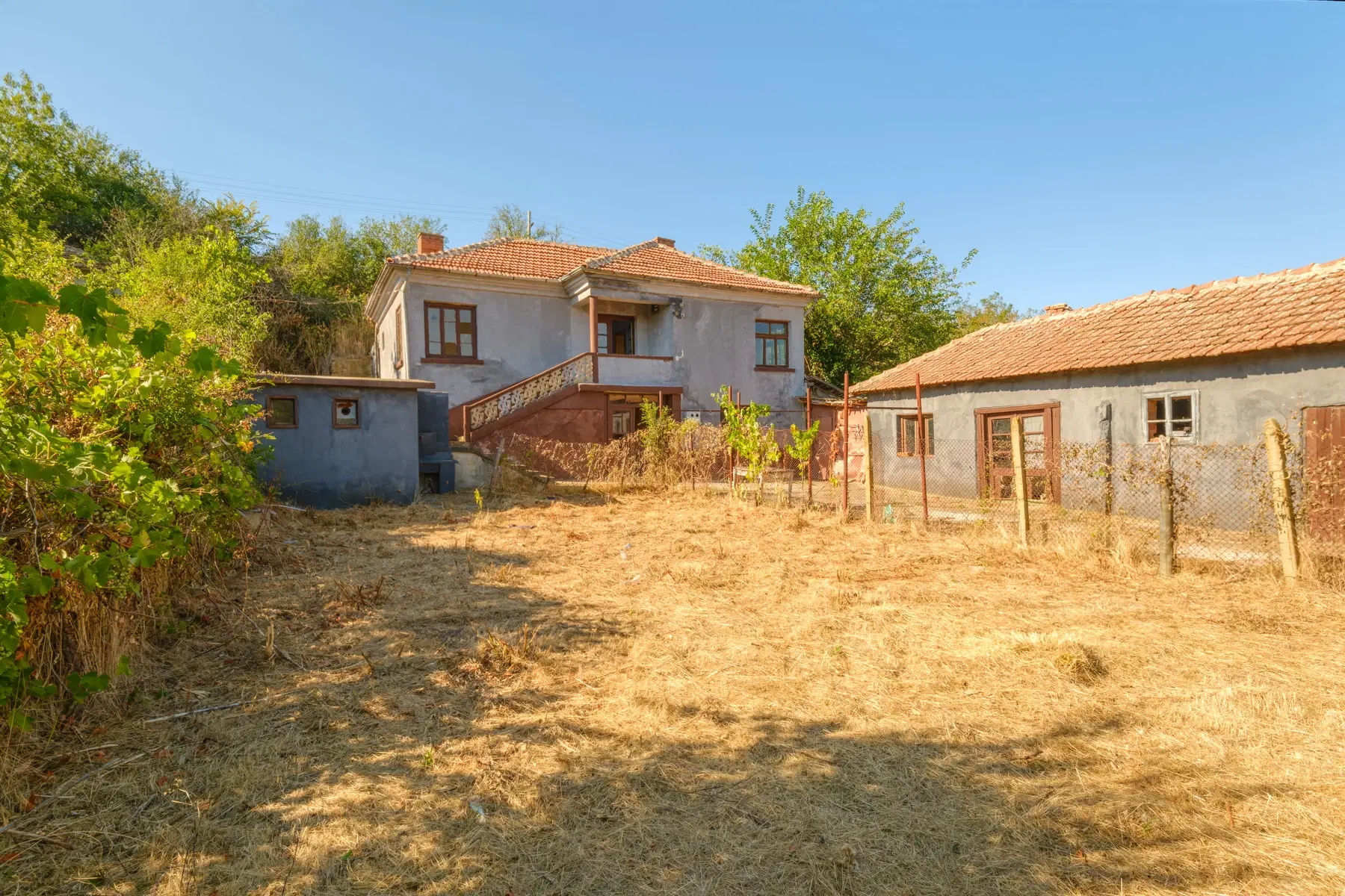 Twéé-onder-één-kap woning, bijgebouwen & 746 m2 grond in Studena Haskovo - Bulgarije