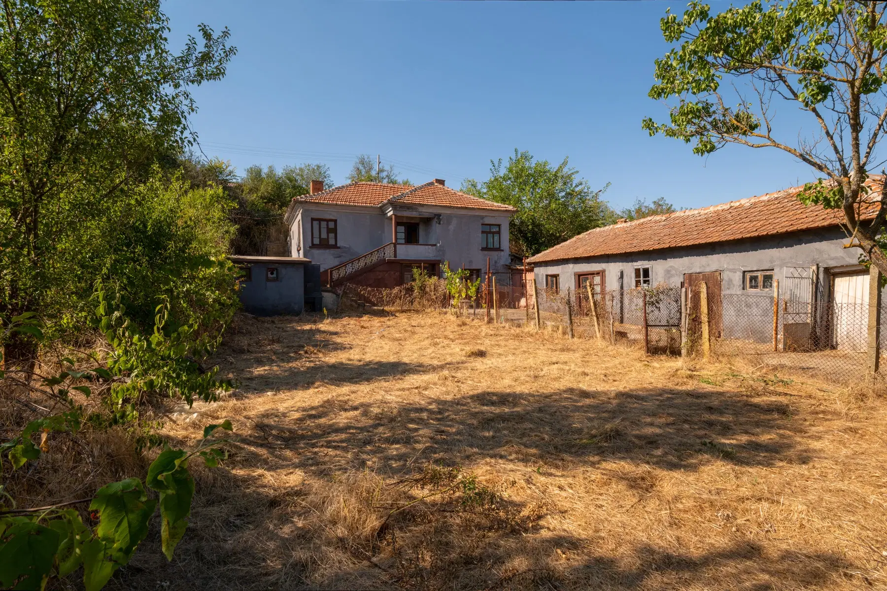 Twéé-onder-één-kap woning, bijgebouwen & 746 m2 grond in Studena Haskovo - Bulgarije