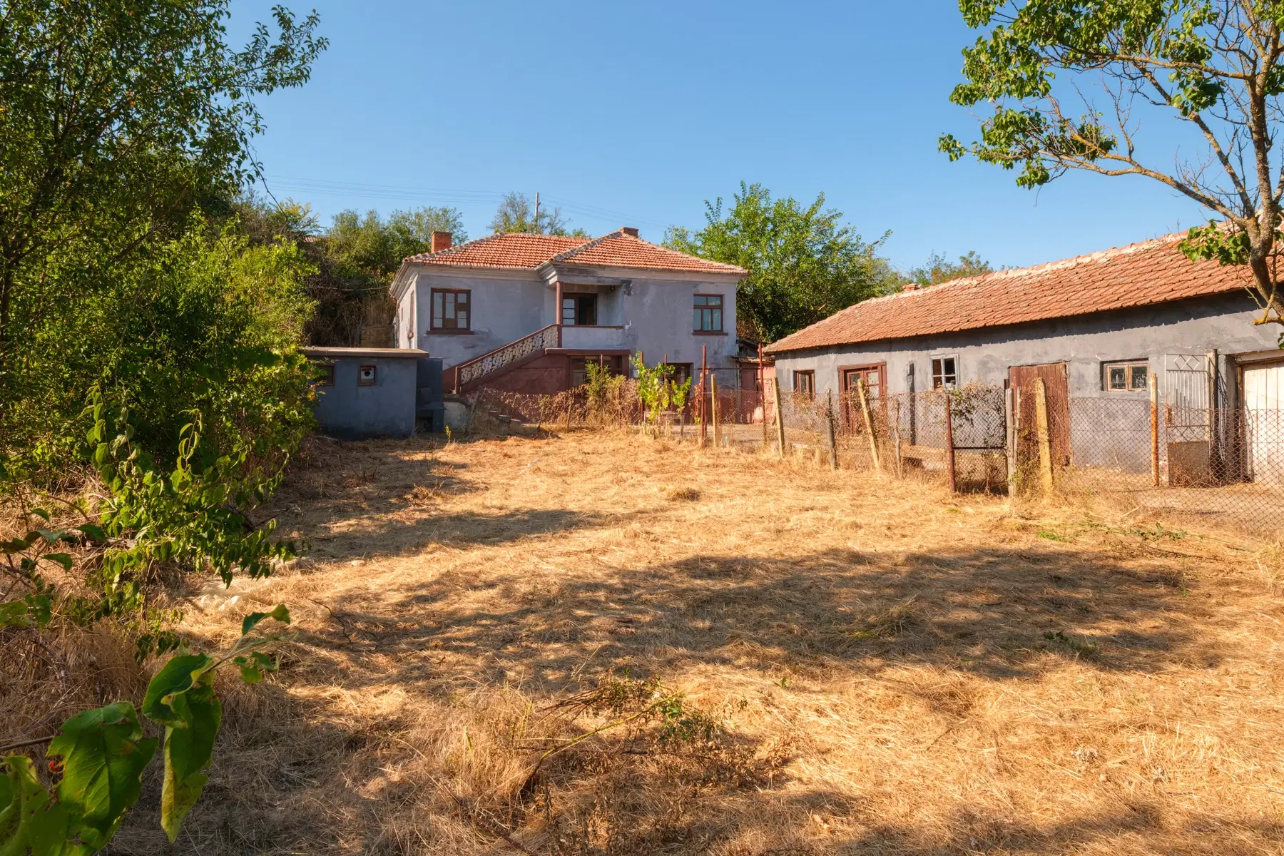Twéé-onder-één-kap woning, bijgebouwen & 746 m2 grond in Studena Haskovo - Bulgarije