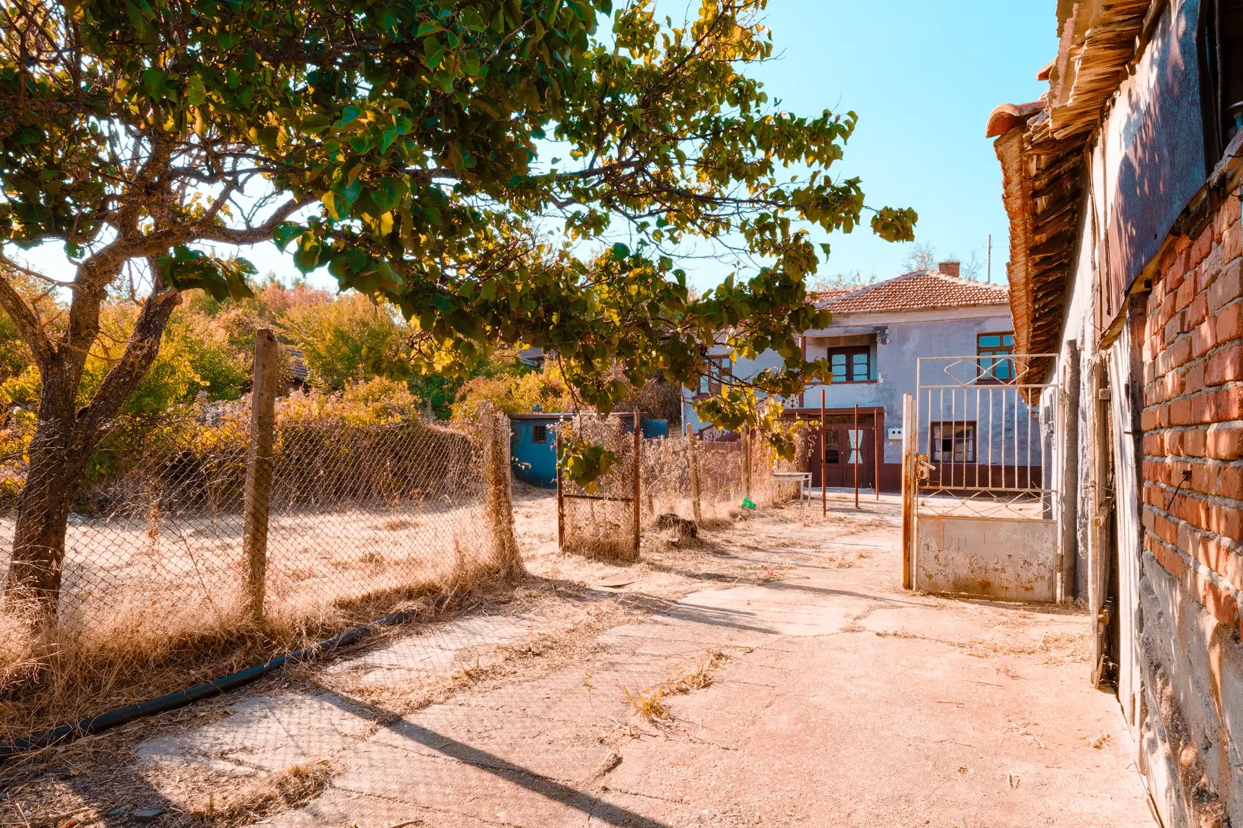 Twéé-onder-één-kap woning, bijgebouwen & 746 m2 grond in Studena Haskovo - Bulgarije