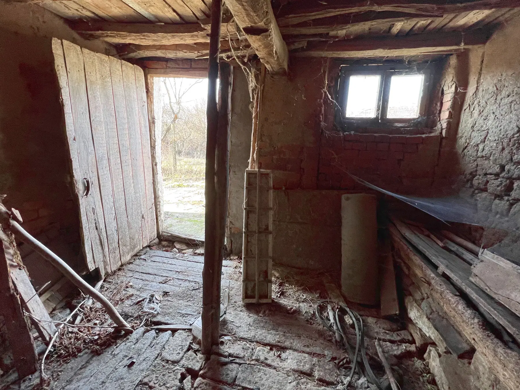 Twéé-onder-één-kap woning, bijgebouwen & 746 m2 grond in Studena Haskovo - Bulgarije
