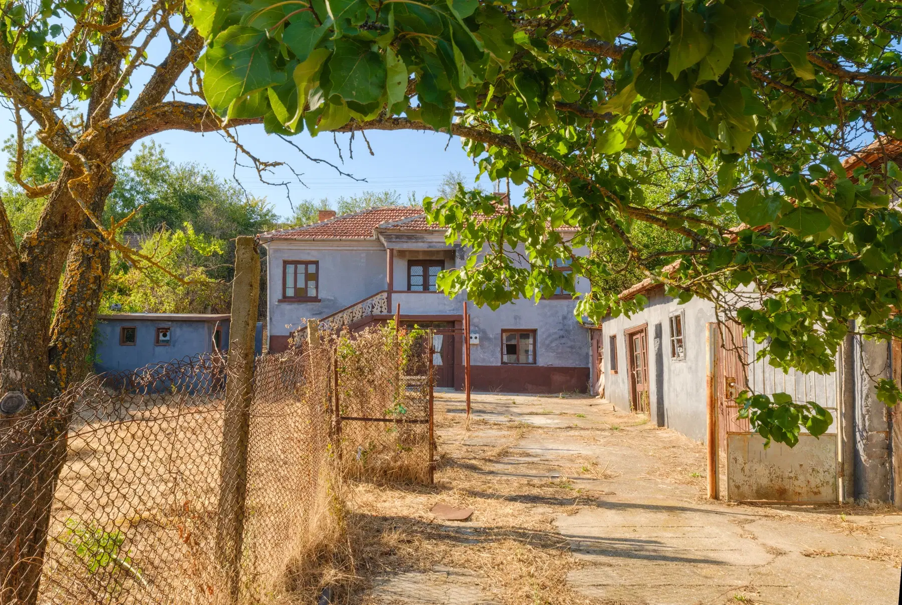Twéé-onder-één-kap woning, bijgebouwen & 746 m2 grond in Studena Haskovo - Bulgarije