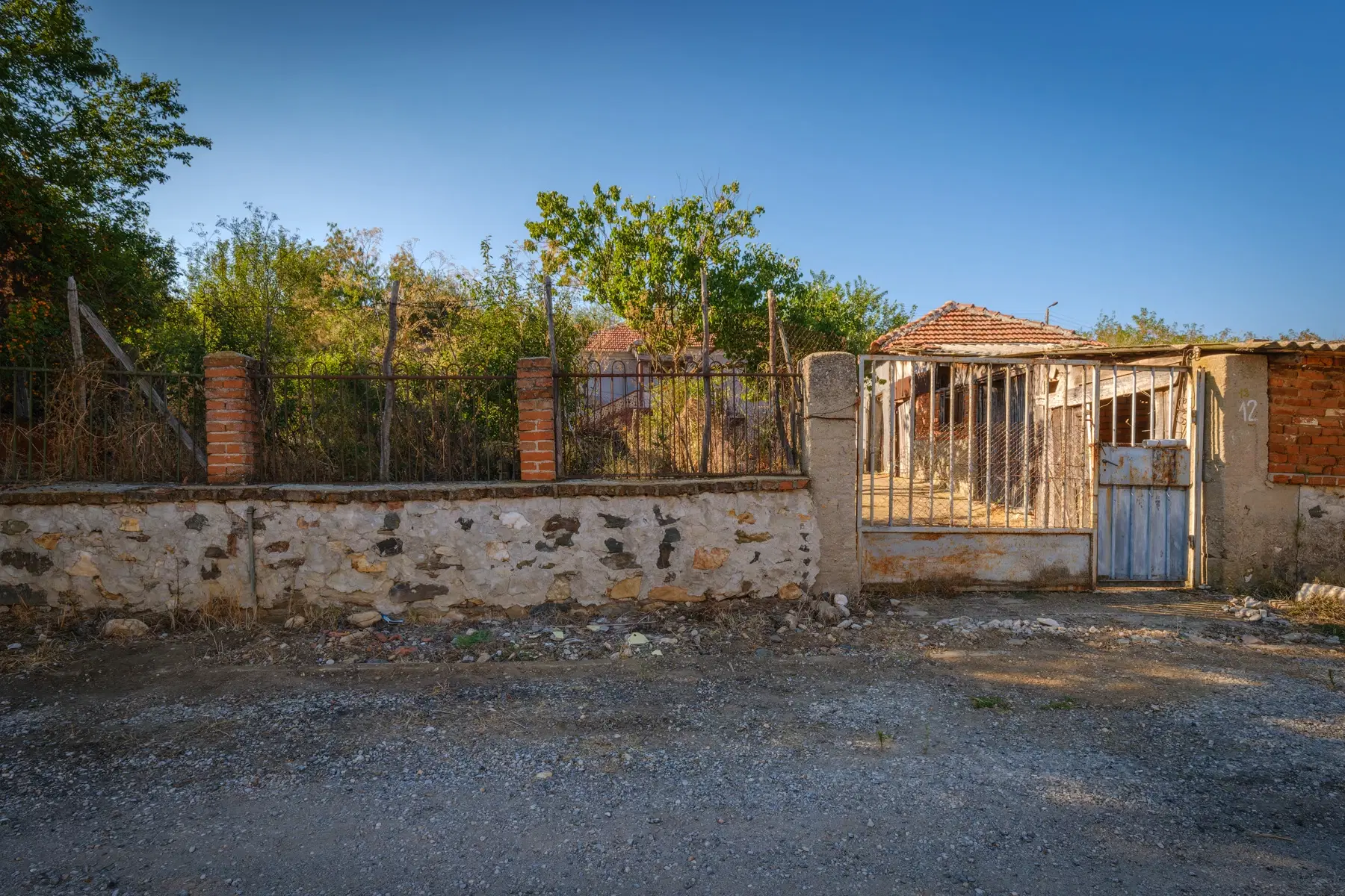 Twéé-onder-één-kap woning, bijgebouwen & 746 m2 grond in Studena Haskovo - Bulgarije