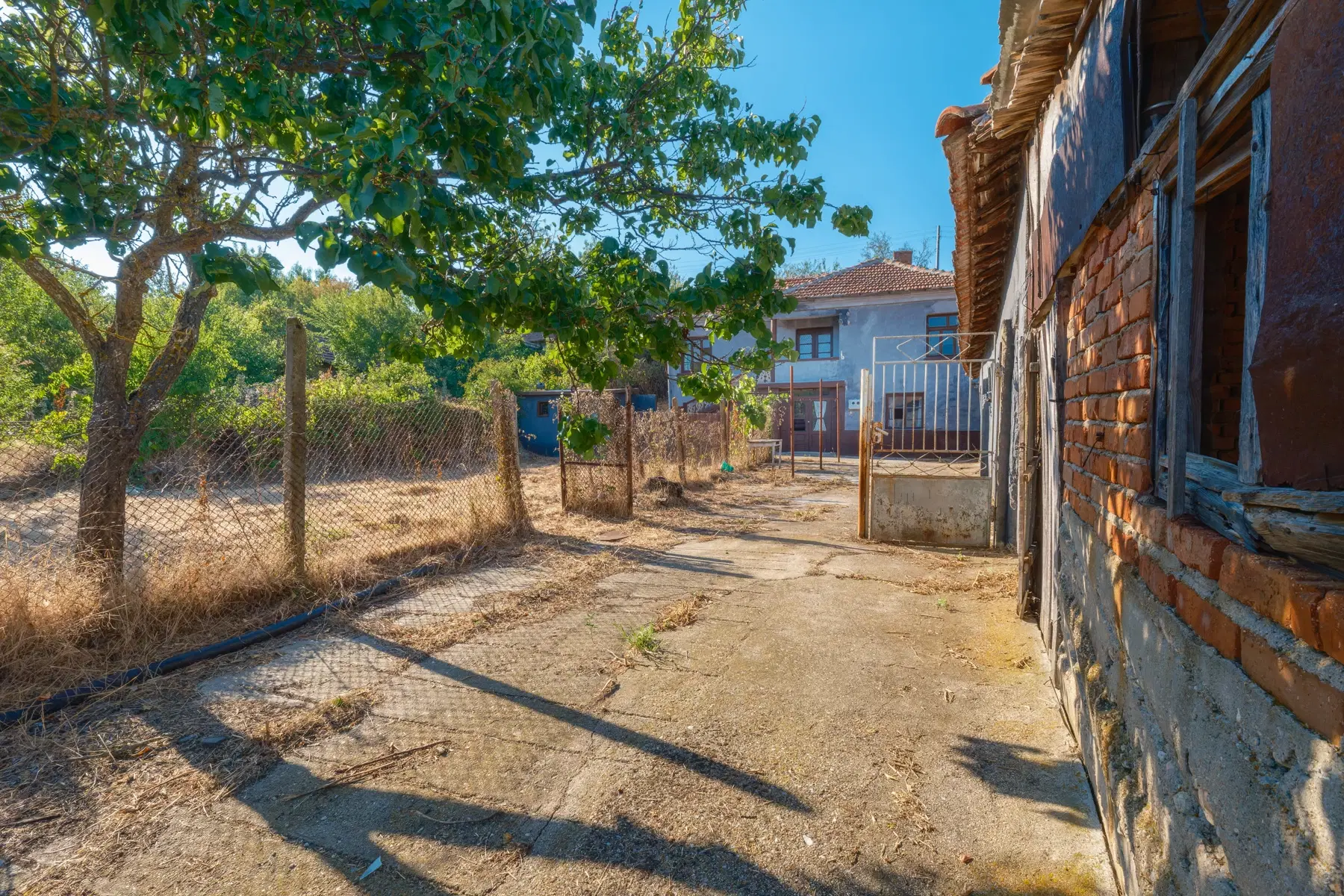 Twéé-onder-één-kap woning, bijgebouwen & 746 m2 grond in Studena Haskovo - Bulgarije