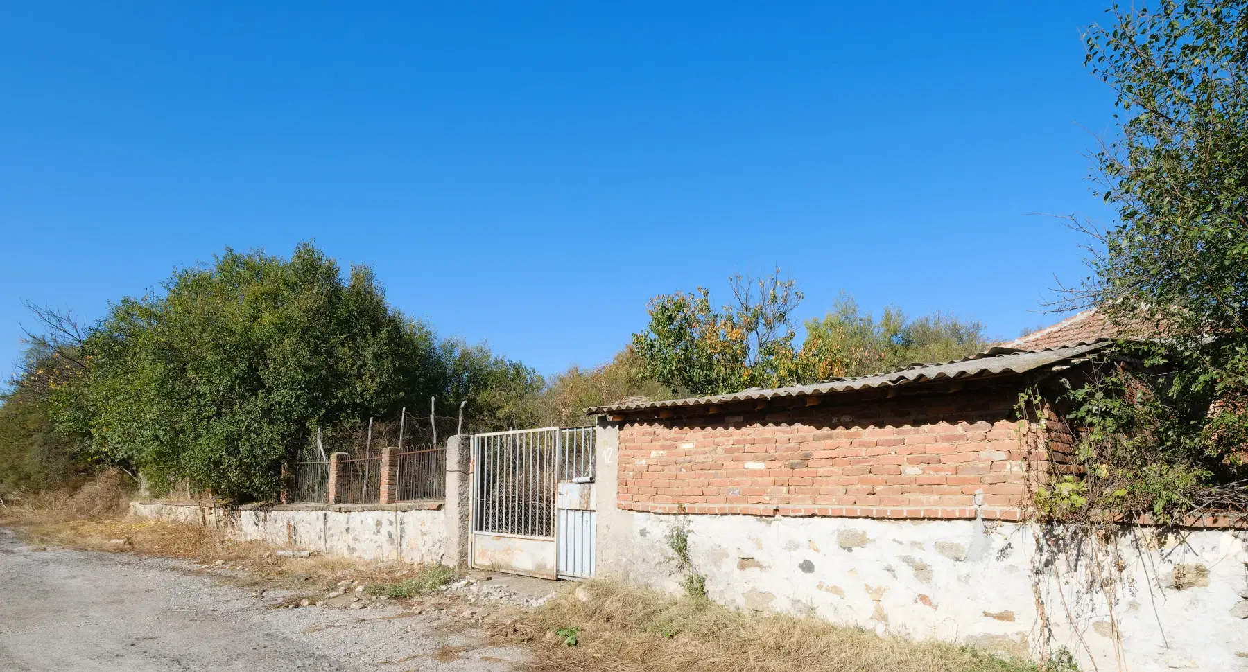 Twéé-onder-één-kap woning, bijgebouwen & 746 m2 grond in Studena Haskovo - Bulgarije