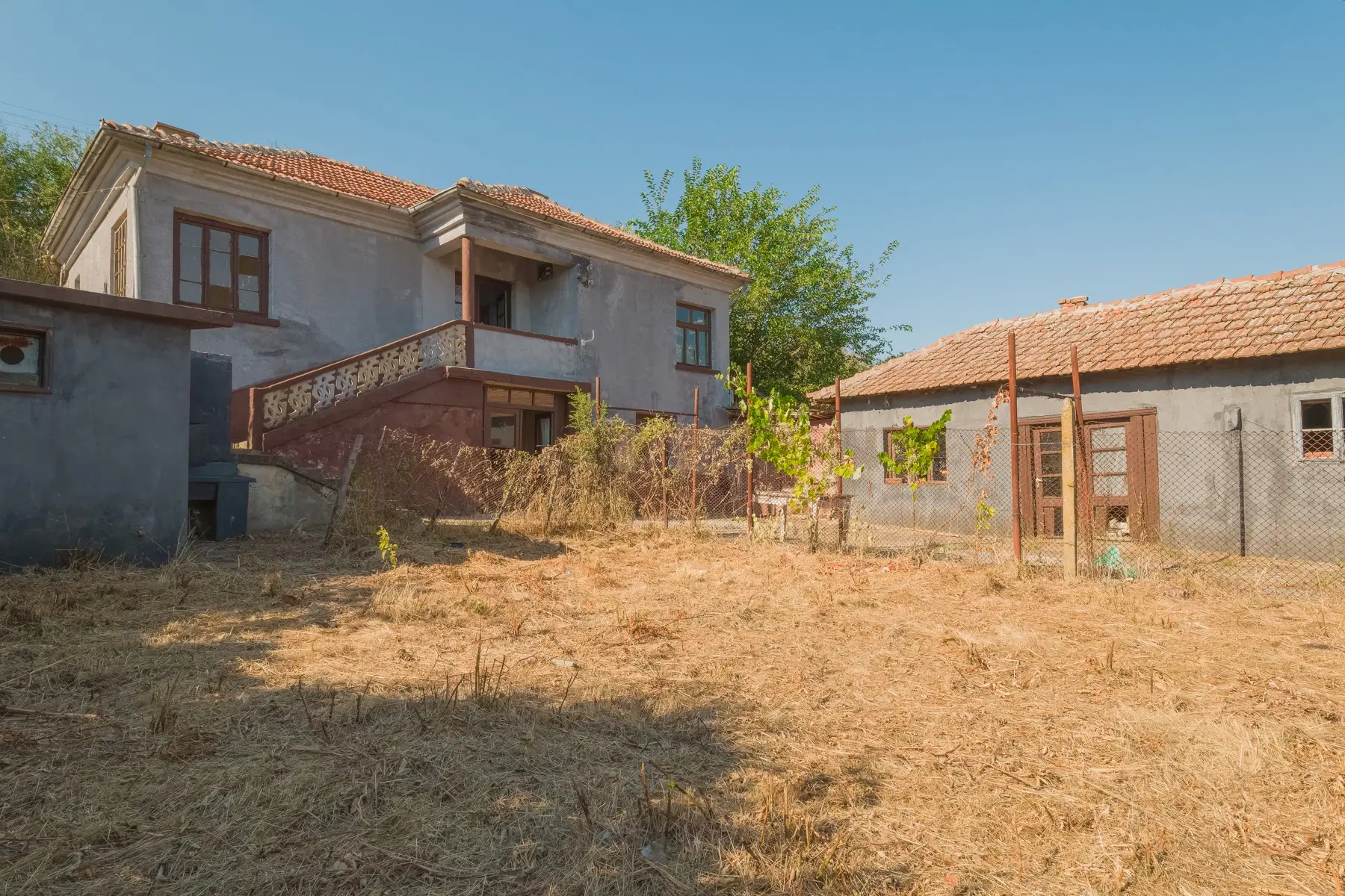 Twéé-onder-één-kap woning, bijgebouwen & 746 m2 grond in Studena Haskovo - Bulgarije