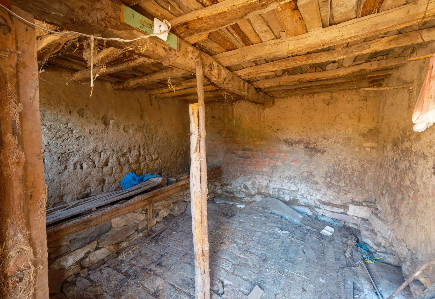 Twéé-onder-één-kap woning, bijgebouwen & 746 m2 grond in Studena Haskovo - Bulgarije