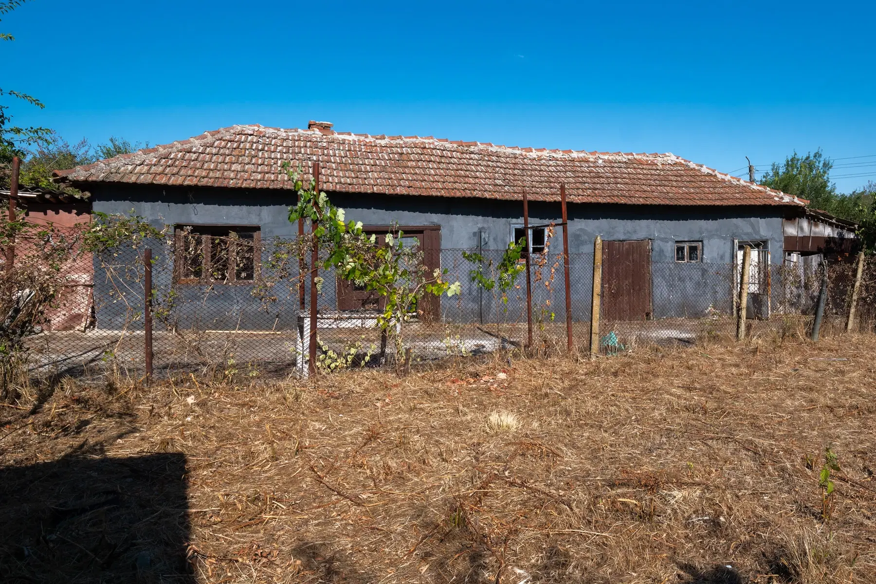 Twéé-onder-één-kap woning, bijgebouwen & 746 m2 grond in Studena Haskovo - Bulgarije