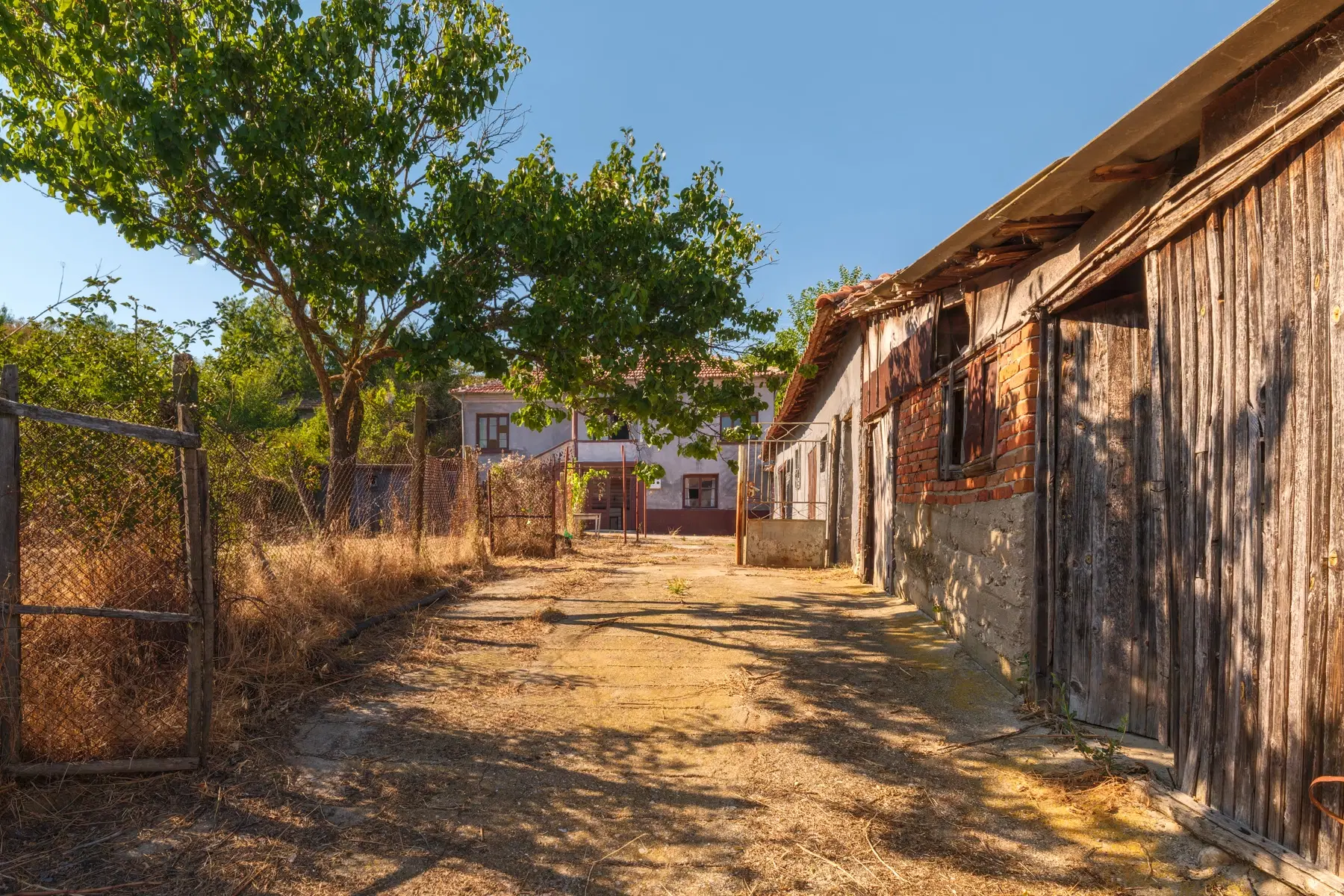 Twéé-onder-één-kap woning, bijgebouwen & 746 m2 grond in Studena Haskovo - Bulgarije