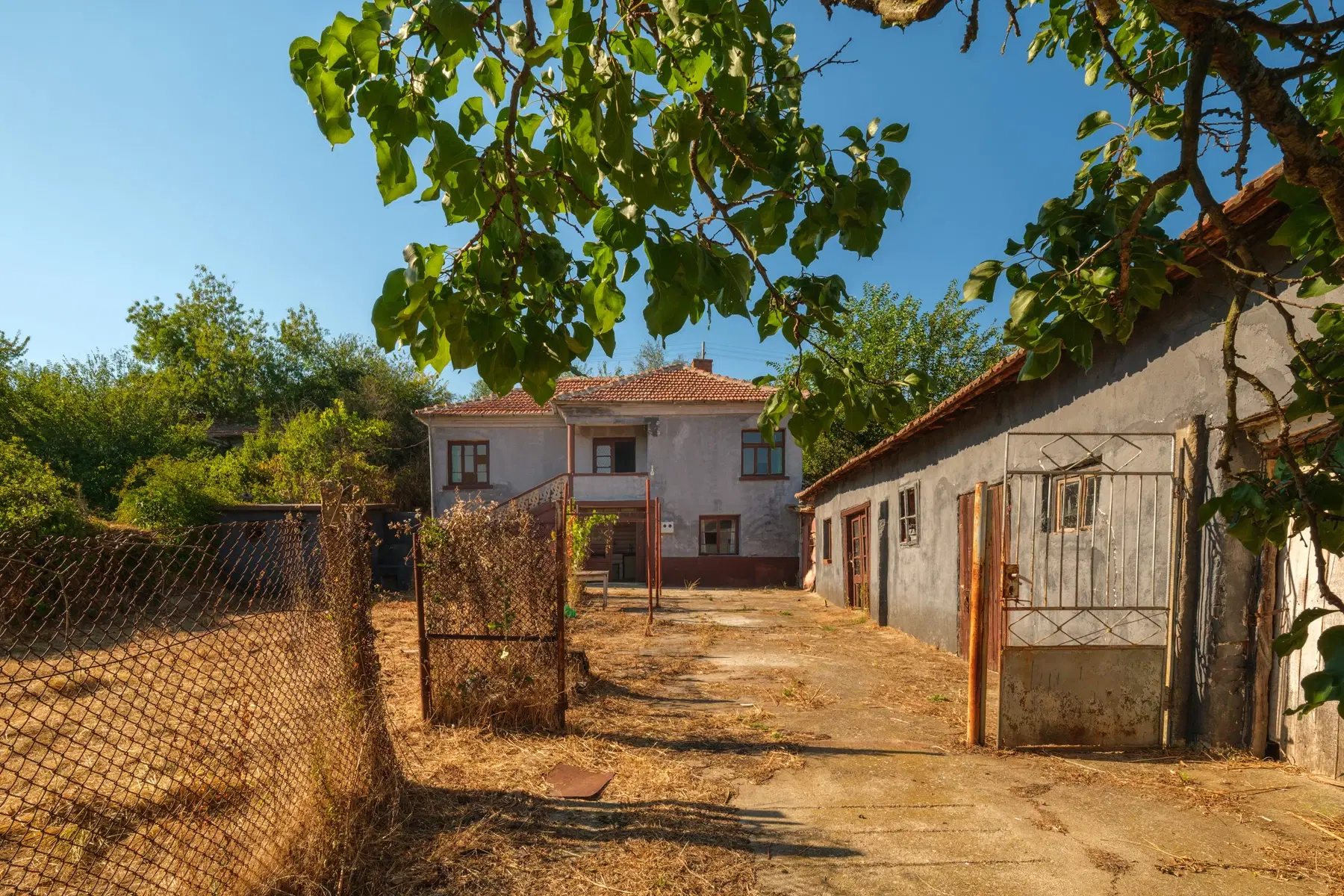 Twéé-onder-één-kap woning, bijgebouwen & 746 m2 grond in Studena Haskovo - Bulgarije