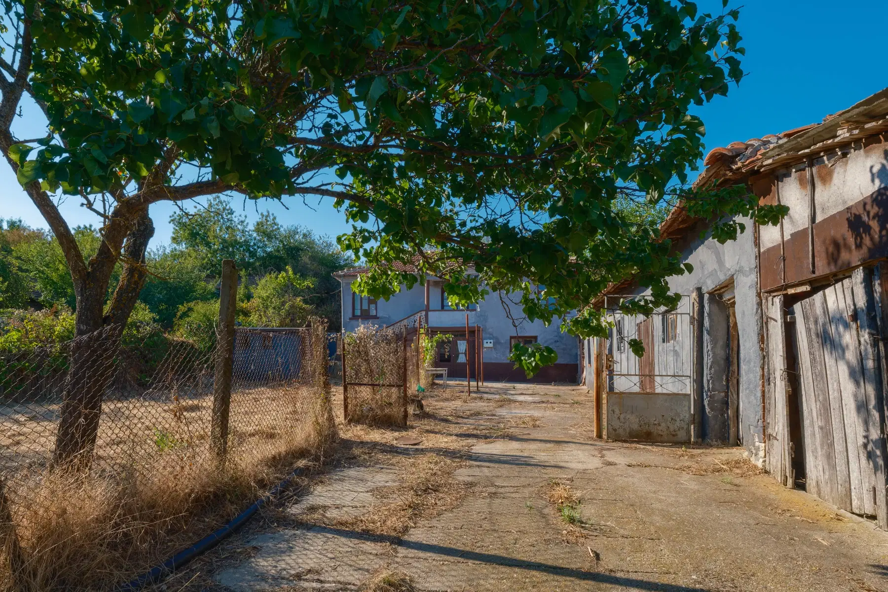 Twéé-onder-één-kap woning, bijgebouwen & 746 m2 grond in Studena Haskovo - Bulgarije