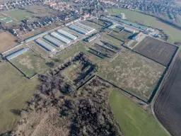 103.000m2, omheind, gedeeltelijk gerenoveerd, volledig functioneel terrein voor veehouderij op industriële schaal - Véménd - Hongarije