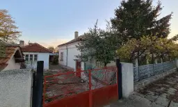 Boerderij, 3 huizen, bijgebouwen en 3.320 m2 met wijngaarden in Kladensti, Dobrich - Bulgarije